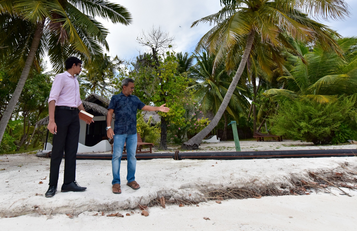 ކުރިން ރިހިވެލީގައި ގިރާފައި ހުރި ތަނަކަށް ރަށުގެ އެހެން ފަރާތަކުން ވެލި އަޅައިފައި: ރަށް ގިރުމުގެ މައްސަލައަށް ވެސް މި ވަގުތަށް ވަނީ ހައްލެއް ގެނެވިފައި -- ފޮޓޯ: ފަޔާޒު މޫސާ/މިހާރު