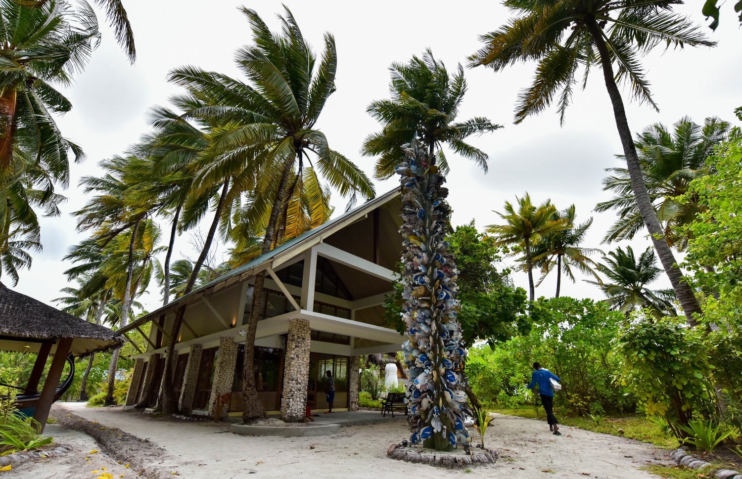 ނޮވެމްބަރު 22، 2021: ވިރާނާވެ ހަލާކުވަމުންދިޔަ ރިހިވެލި ރިސޯޓު ބޮޑެތި މަރާމާތު ތަކަކަށްފަހު އަލުން އާންމު ހާލަތަކަށްގެނެސް ކުރިއަށްއޮތް ޕީކް ސީޒަނުގައި ރިސޯޓު ހުޅުވަން ތައްޔާރުވެފައި-- ފޮޓޯ: ފަޔާޒު މޫސާ / މިހާރު