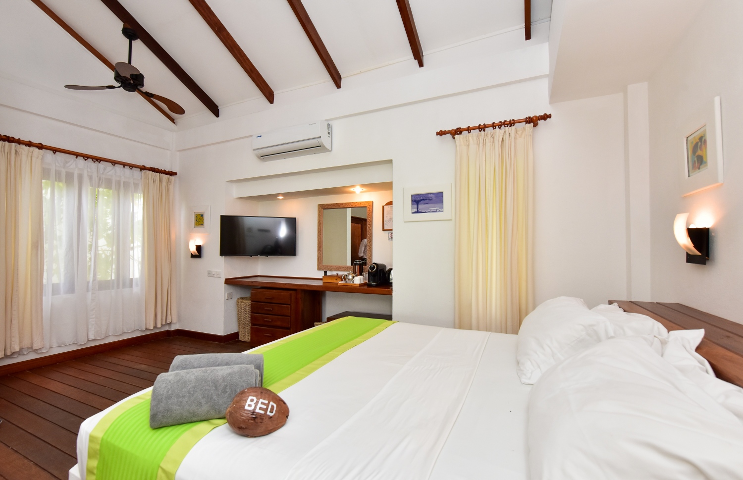 ނޮވެމްބަރު 22، 2021: ރިހިވެލި ރިސޯޓުގެ ކޮޓަރިއެއް: ވީރާނާވެފައި ހުރި ރިހިވެލީގެ ކޮޓަރިތަކުގައި ޓީވީ އާއި ކޮފީ މެޝިނުފަދަ ޒަމާނީ ވަސީލަތްތަކާއެކު މަރާމާތުކޮށްނިމިފައި-- ފޮޓޯ: ފަޔާޒު މޫސާ/ މިހާރު