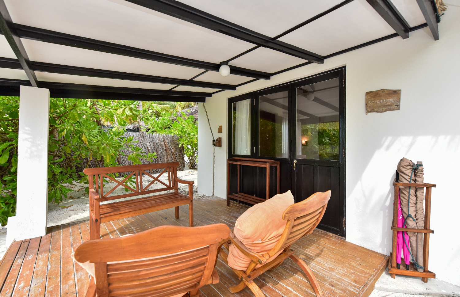 ނޮވެމްބަރު 22، 2021: ރިހިވެލީގެ ބައެއް ކޮޓަރިތައް މަރާމާތުކޮށްނިމިފައި: ޕީކް ސީޒަނަށް ރިސޯޓު އޮޕަރޭޝަނަށް ގެންނަން ދަނީ މަސައްކަތްކުރަމުން -- ފޮޓޯ: ފަޔާޒު މޫސާ/ މިހާރު