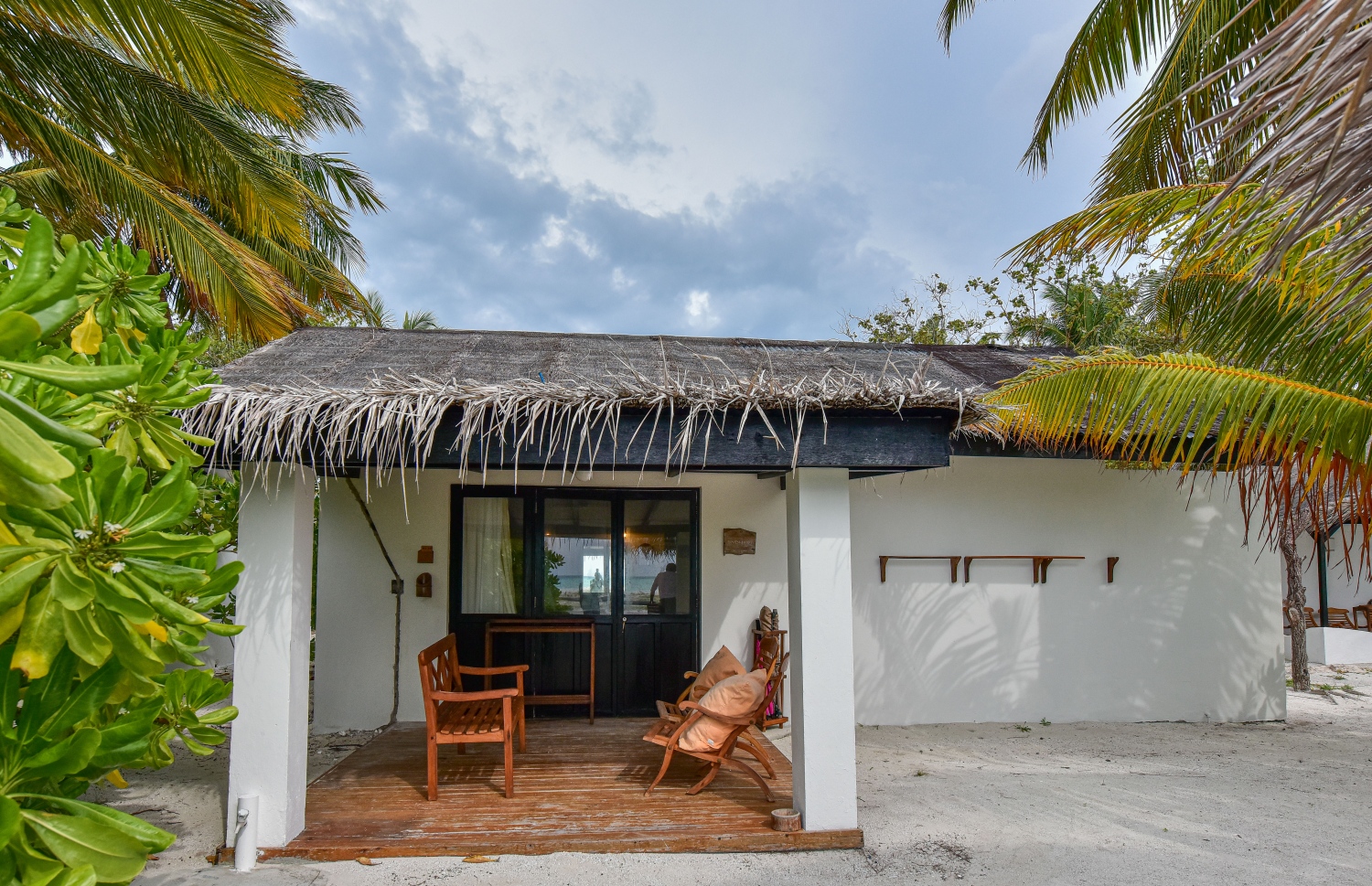 ރިހިވެލި ރިޒޯޓުގެ ކޮޓަރިއެއް މަރާމާތުކޮށް ހިދުމަތް ދޭން ތައްޔާރުކޮށްފައި: މީގެ އެތައް އަހަރެއް ކުރިން އެޅި މި ކޮޓަރިތަކުގެ އެތެރެ މިހާރު ވަނީ ޒަމާނީ ފެންވަރަށް ހަދާފައި -- ފޮޓޯ: ފަޔާޒު މޫސާ/މިހާރު