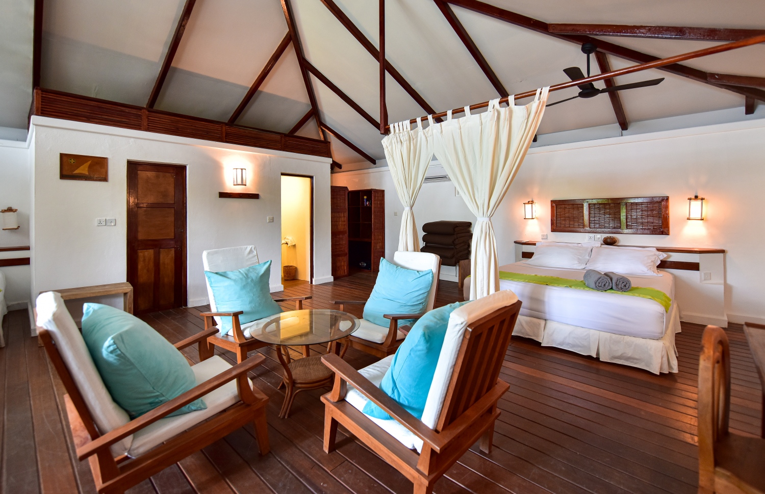 ރިހިވެލީގެ ކޮޓަރިއެއްގެ އެތެރެ: ކުރިން ވީރާނާވެފައި ހުރި މި ކޮޓަރިތައް އާކޮށް، ބައެއް ޒަމާނީ ތަކެތި ވެސް ކޮޓަރިތަކަށް ވަނީ ގެނެސްފައި -- ފޮޓޯ: ފަޔާޒު މޫސާ/ މިހާރު