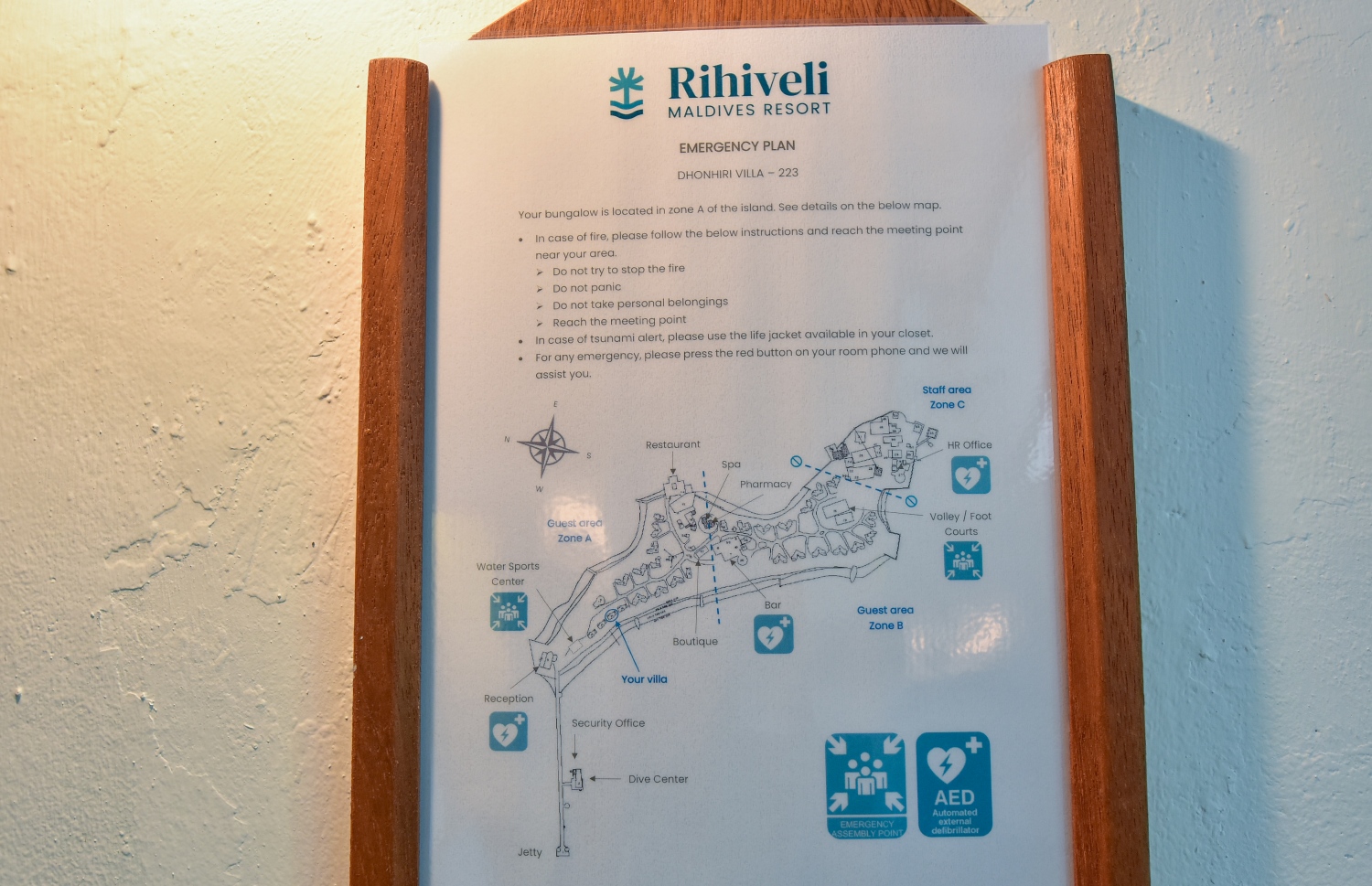 ނޮވެމްބަރު 22، 2021: ރީތި ބޮޑު ފަޅެއްގައި އޮތް ރިހިވެލި ރިސޯޓުގެ ކޮޓަރިއެއްގައި ހަރުކޮށްފައި ހުރި ރަށުގެ މައުލޫމާތު ބޯޑު: އާ އަހަރުގެ ޝިޒަނަށް އަލުން ރިސޯޓު ހުޅުވުމަށް ދަނީ މަސައްކަތްކުރަމުން -- ފޮޓޯ: ފަޔާޒު މޫސާ / މިހާރު