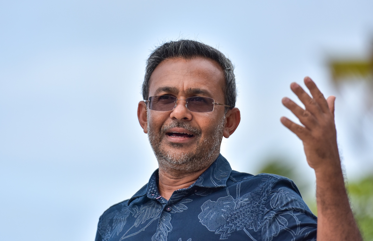 ރައްޔިތުންގެ މަޖިލީހުގެ ފުވައްމުލަކު އުތުރު ދާއިރާގެ މެމްބަރު މުހައްމަދު ރަޝީދު (ދޮންބެ)ގެ މަސްލަހަތު އޮންނަ ބީޗްއެކްސް ކުންފުނިން ރިހިވެލި ހިންގުމަށް ވަމުންދާ ތައްޔާރީތައް އޭނާ "މިހާރު"އަށް ކިޔައިދެއްވަނީ -- ފޮޓޯ: ފަޔާޒު މޫސާ/ މިހާރު