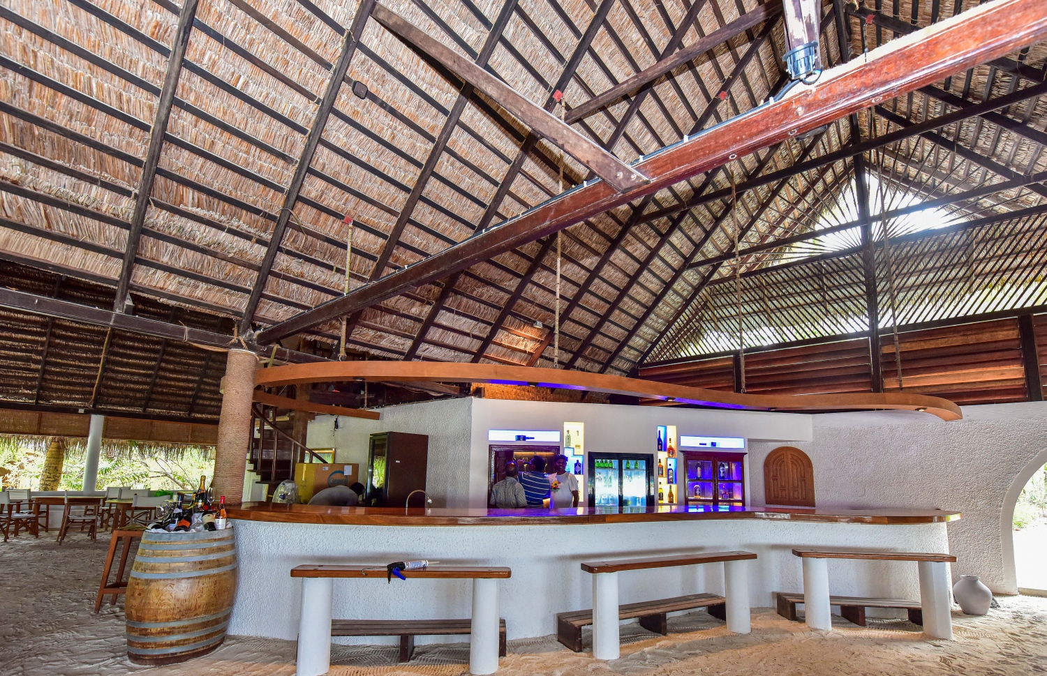 ނޮވެމްބަރު 22، 2021: މީގެ ދުވަސްތަކެއްކުރިން ހަލާކުވެ ވިރާނާވެފަ އޮތް ރިސޯޓުގެ މެއިން ބާ: މަރާމާތު ކުރުމަށްފަހު މިހާރު ހުރީ މުޅިންހެން ބަދަލުކޮށްލާފައި -- ފޮޓޯ: ފަޔާޒު މޫސާ/ މިހާރު