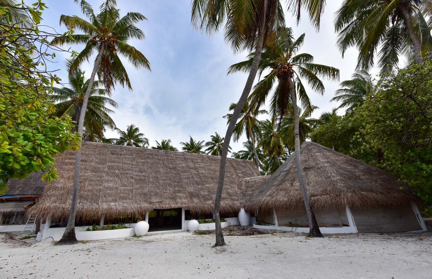 ނޮވެމްބަރު 22، 2021: ފުރާޅު ފޫގޮސް، ފަންތައް ނެތް ރިހިވެލި ރިސޯޓުގެ މެއިން ބާ މަރާމާތުކުރުމަށްފަހު މިހާރު ހުރީ މުޅިންހެން ބަދަލުކޮށްލާފައި-- ފޮޓޯ: ފަޔާޒު މޫސާ/ މިހާރު