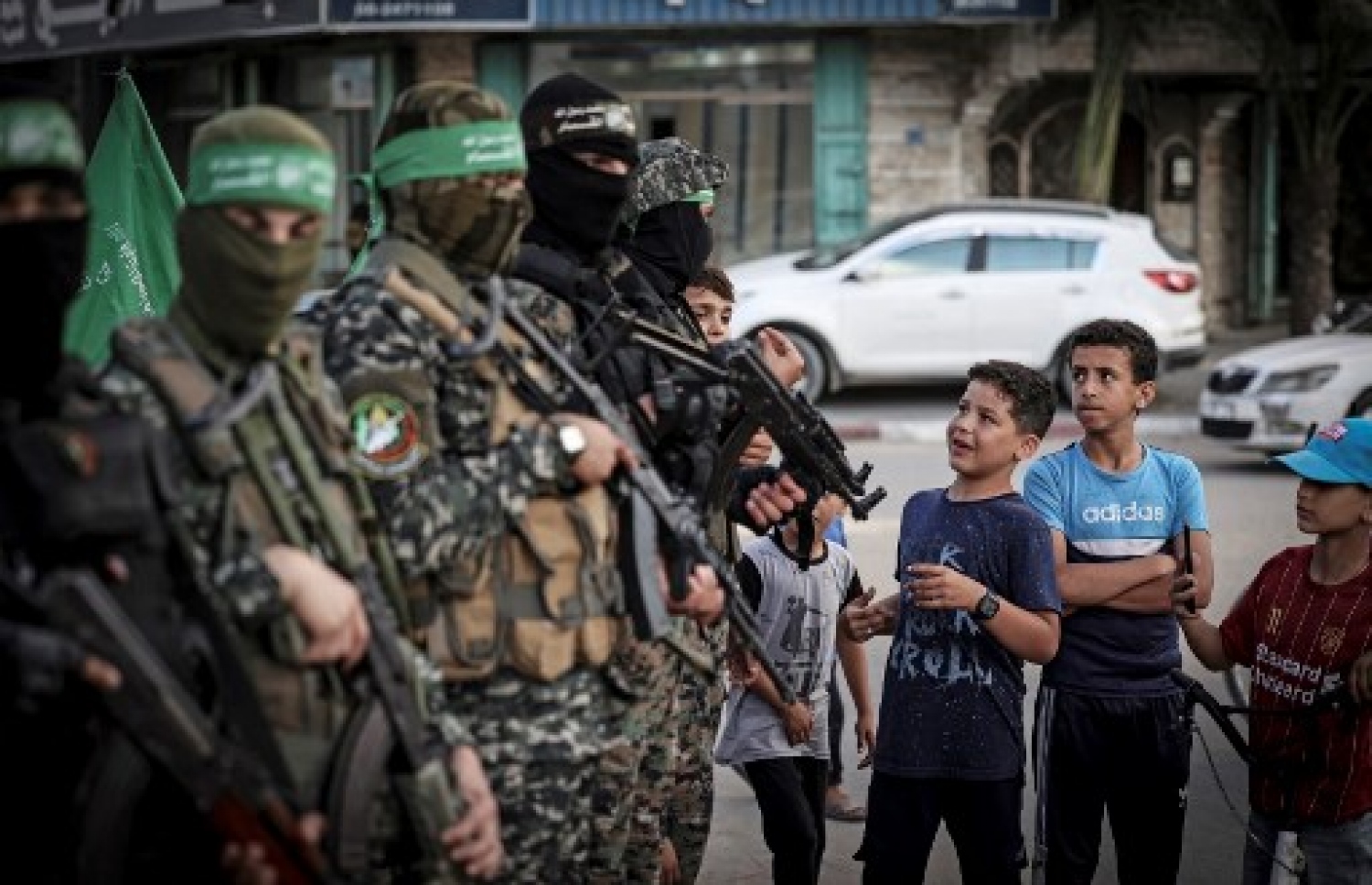 ހަމާސް ޖަމާއަތުގެ ހަނގުރާމަވެރިން އިންތިޒާމުކުރާ ކޭމްޕެއްގައި ބައިވެރިވުމަށް، ފަލަސްތީނުގެ ކުޑަކުދިންތަކެއް ރަޖިސްޓްރީ ވުމަށް ކިޔޫގައި މަޑުކޮށްލައިގެން. --ފައިލް ފޮޓޯ އޭއެފްޕީ