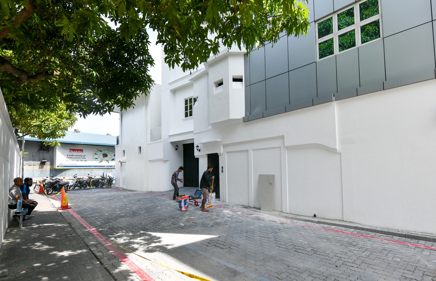 ނަޝީދަށް ދިން ހަމަލާ އަށް ފަހު، އެ މަނިކުފާނުގެ ސެކިއުރިޓީ އަށް ވެސް ވަނީ ބަދަލުތައް ގެނެސްފައި. ހަމަލަ ދިންތާ ކުޑަ ދުވަސްކޮޅެއްގެ ތެރޭގައި، ސަރުކާރުން ވަނީ ދައުލަތުގެ އަނެއް ދެ ބާރުގެ ވެރިންނަށް ވެސް ރަސްމީ ގެކޮޅެއް ހަމަޖައްސައިދިނުމަށް ރައްޔިތުންގެ މަޖިލީހަށް ބިލެއް ވައްދައިފައި. ރައްޔިތުންގެ މަޖިލީހުގެ ރައީސަށް މުރައިދޫގެ ހަމަޖެއްސި. ބޭސްފަރުވާ އަށް ފަހު ނަޝީދު އެނބުރި ރާއްޖެ ވަޑައިގެން ދިރިއުޅުއްވަނީ، މި ގެ، މުރައިދޫގޭގައި. މި ގެ ވަނީ އެ މަނިކުފާނު ވަޑައިގަތުމުގެ ކުރިން މަރާމާތުކޮށް ބަދަލުތައް ގެނެސްފައި.