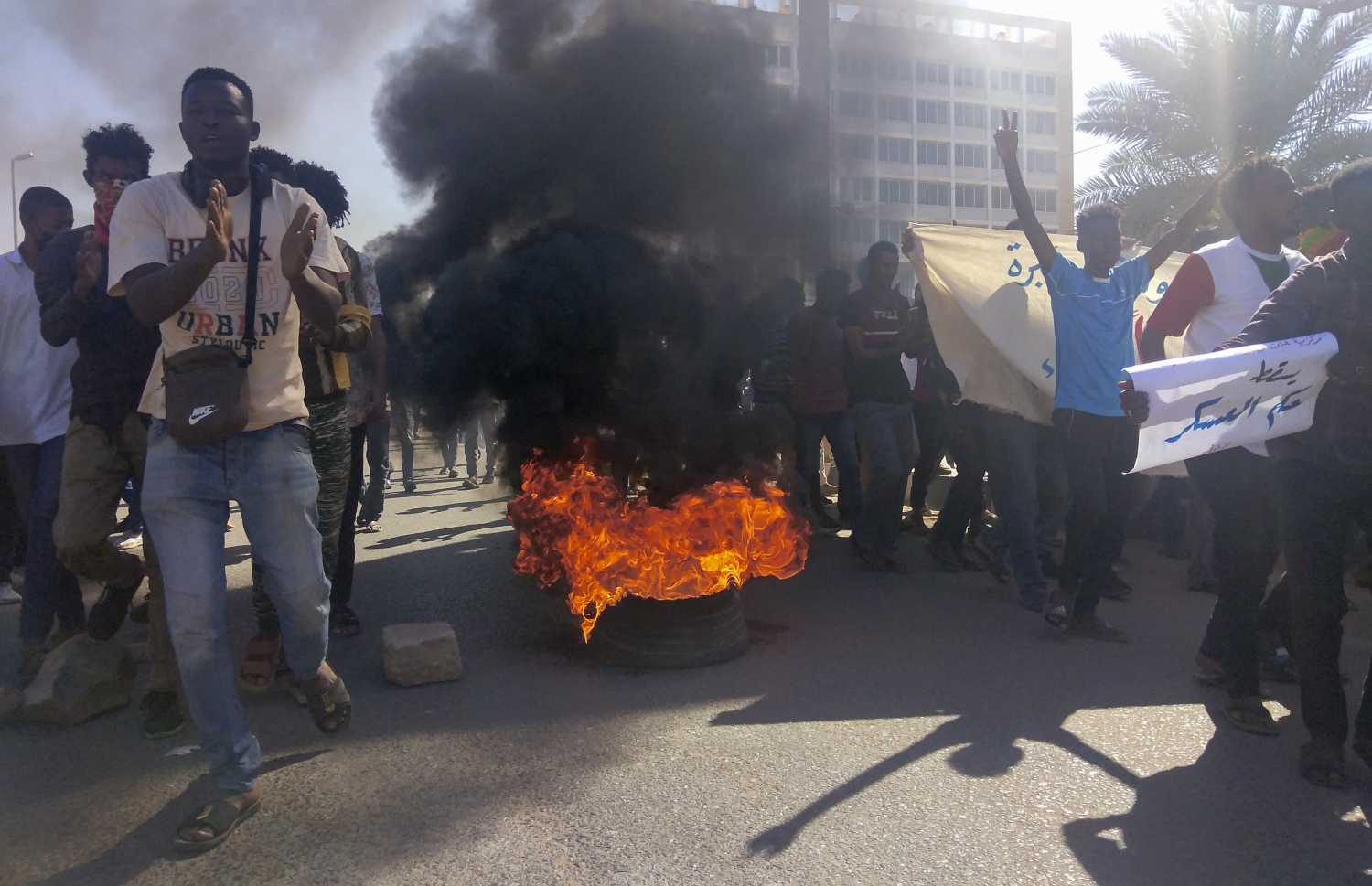 އިންތިގާލީ މަރުހަލާގެ ބޮޑުވަޒީރު އަބްުދުﷲ ހަމްދޫކު އަށް އަލުން އެ މަގާމު ދިނުމުން ވެސް، އާންމުންގެ މުޒާހަރާތައް އިއްޔެ ކުރިއަށް ގެންދަނީ. --އޭއެފްޕީ