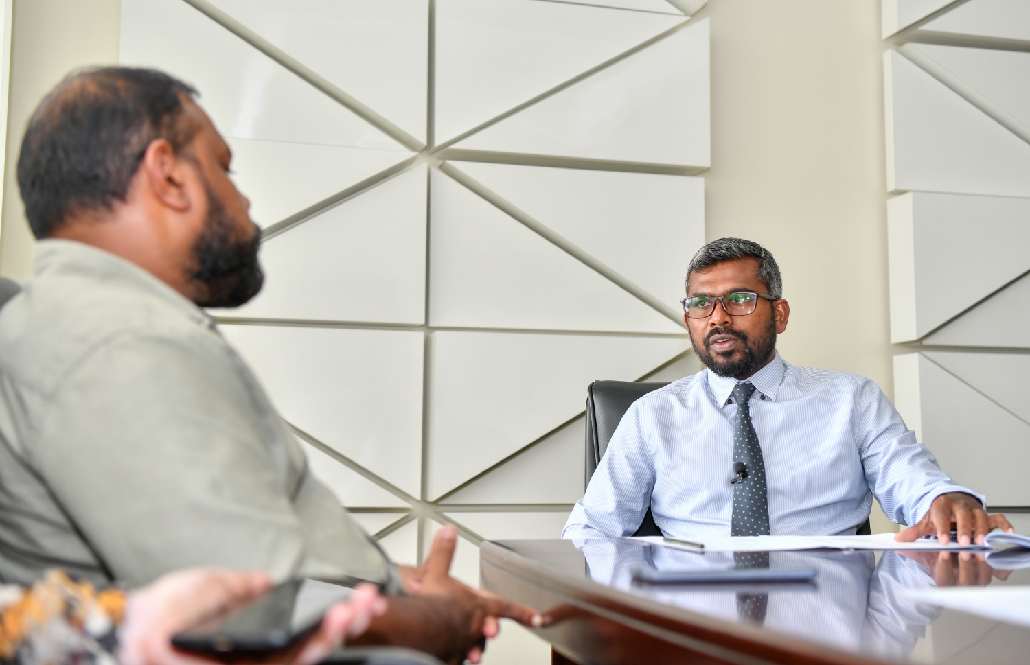 އެޗްޑީސީގެ ޑެޕިއުޓީ މެނޭޖިން ޑިރެކްޓަރު، އާތިފް، "މިހާރު" އަށް އިއްޔެ އިންޓަވިއު ދެއްވަނީ-- ފޮޓޯ: ފަޔާޒު މޫސާ/ މިހާރު