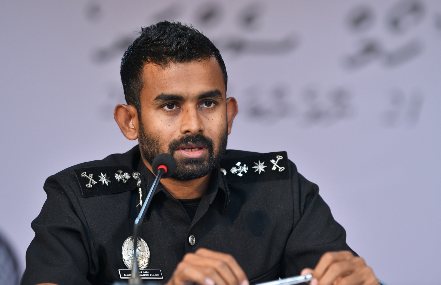 ޕްރިޒްންސް ކޮމިޝަނަރު އަހުމަދު މުހައްމަދުފުޅު، މިދިޔަ ހަފުތާގެ ބުދަ ދުވަހު ނޫސްވެރިންނާ ވާހަކަ ދައްކަވަނީ.---ފޮޓޯ: ފަޔާޒު މޫސާ| މިހާރު