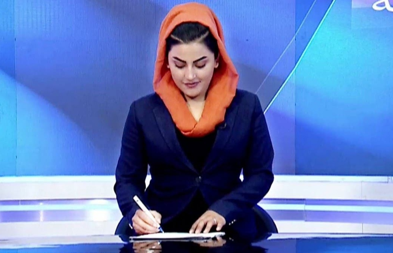 އަފްގާންގެ ޓީވީ ޝޯއެއްގައި އަންހެން ހޯސްޓެއް.