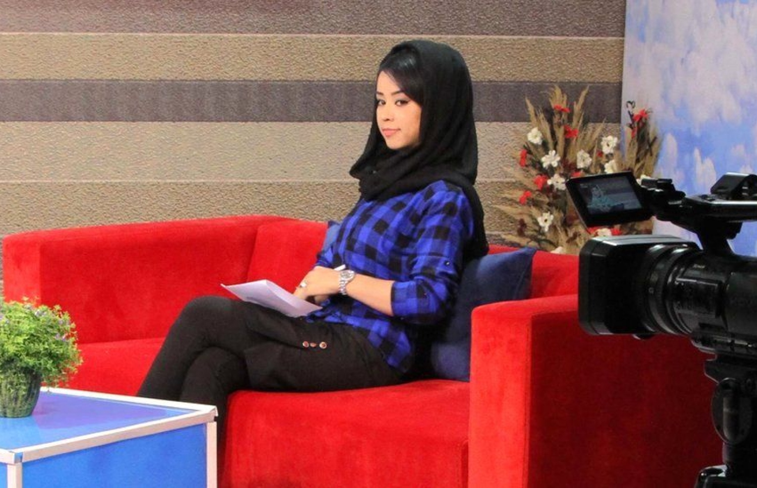 އަފްގާންގެ ޓީވީ ޝޯއެއްގައި އަންހެން ހޯސްޓެއް.