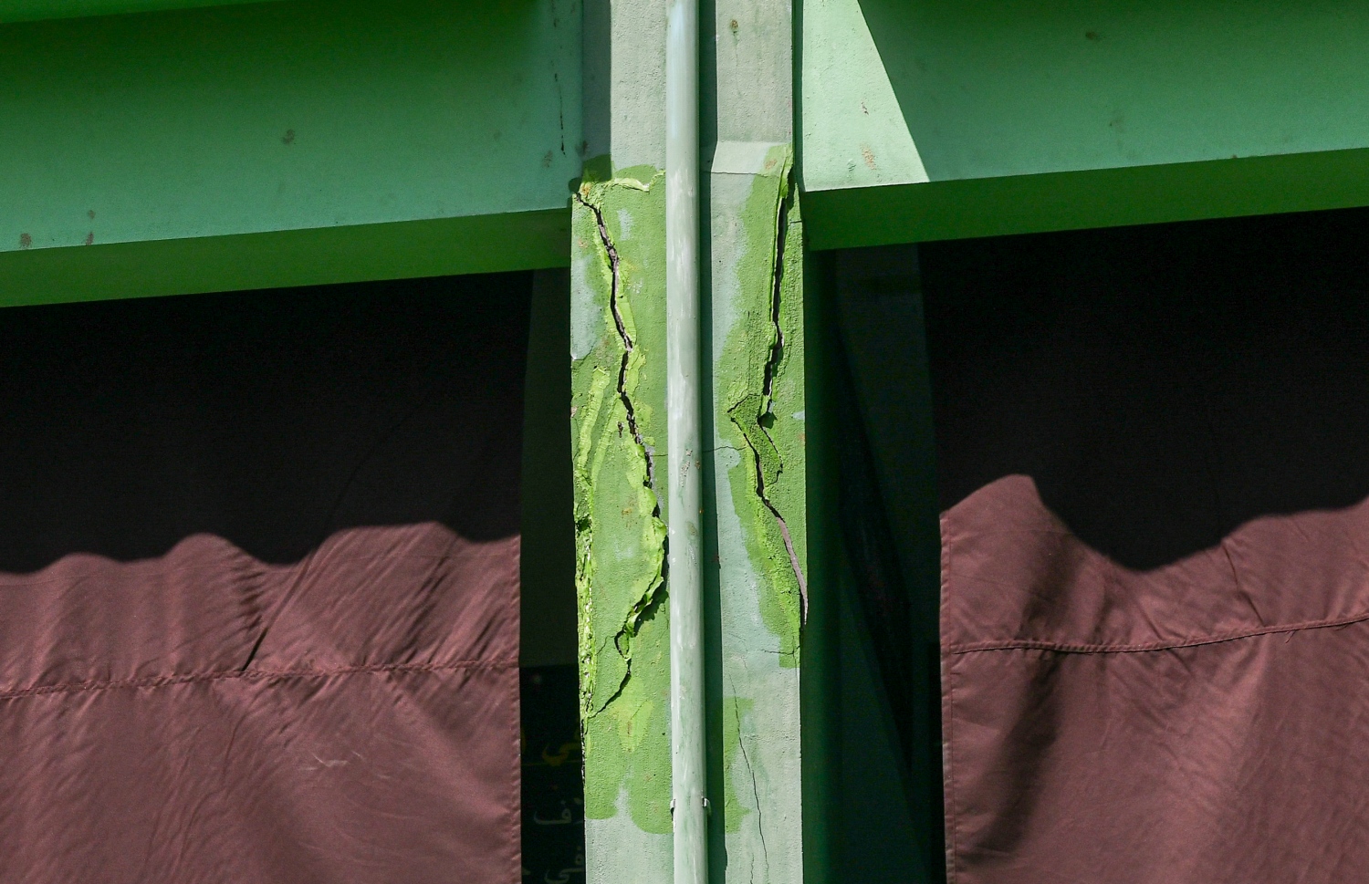 އަރަބިއްޔާ ސްކޫލުގެ އިމާރާތުގެ ތަނބުގައި ރެނދުލާފައި: އެޑިއުކޭޝަން މިނިސްޓްރީން މިހާރު އަންނަނީ ގެއްލުންތަކުގެ އެސެސްމަންޓެއް ހަދަމުން-- ފޮޓޯ: ފަޔާޒު މޫސާ/ މިހާރު