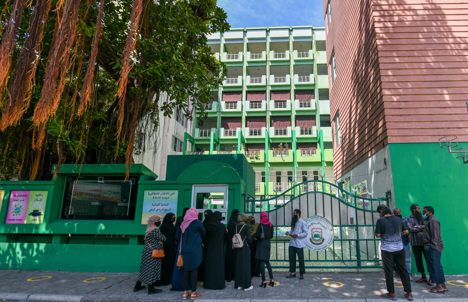 އަރަބިއްޔާ ސްކޫލުގެ ބެލެނިވެރިންތަކެއް އެ ސްކޫލު ބޭރުގައި މަޑުކޮށްލައިގެން: އިމާރާތް ހަލާކުވަމުންދާތީ ކަންބޮޑުވުން ފާޅުކުރި.-- ފޮޓޯ: ފަޔާޒު މޫސާ/ މިހާރު