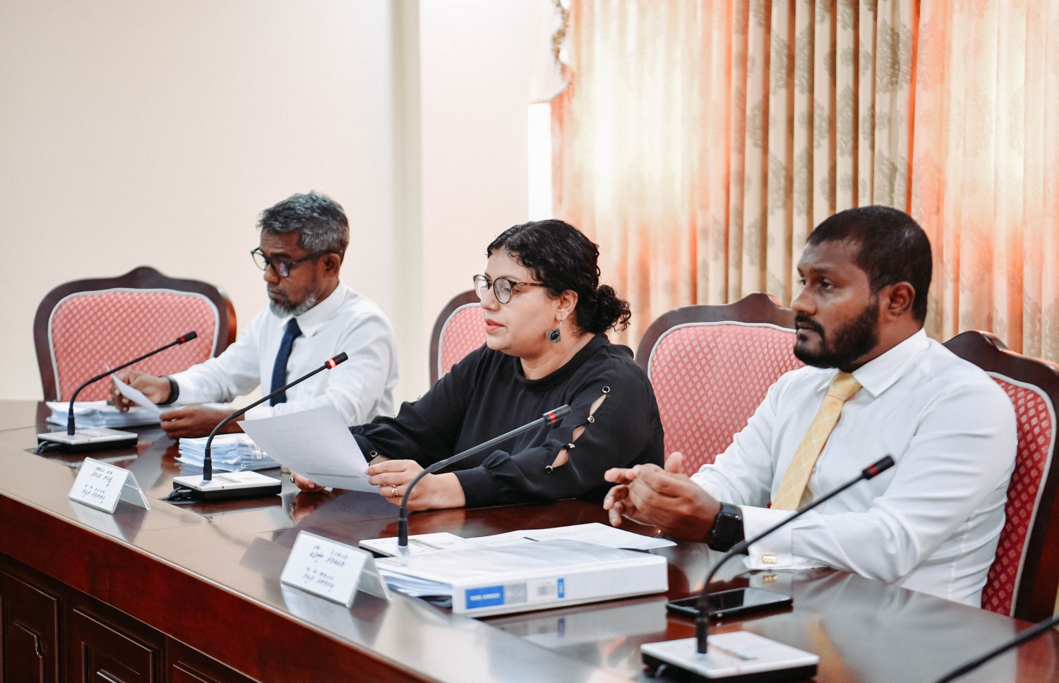 ޖެންޑާ އެންޑް ހިއުމަން ރައިޓްސް އާއި އިޖުތިމާއީ ކޮމިޓީގެ މެމްބަރުން: އެކި ރަށްރަށުން ފާހަގަކުރެވޭ ގިނަ މައްސަލަތަކަކާ ގުޅޭ ގޮތުން މަޝްވަރާކުރެއްވި. -- ފޮޓޯ/ މަޖިލިސް