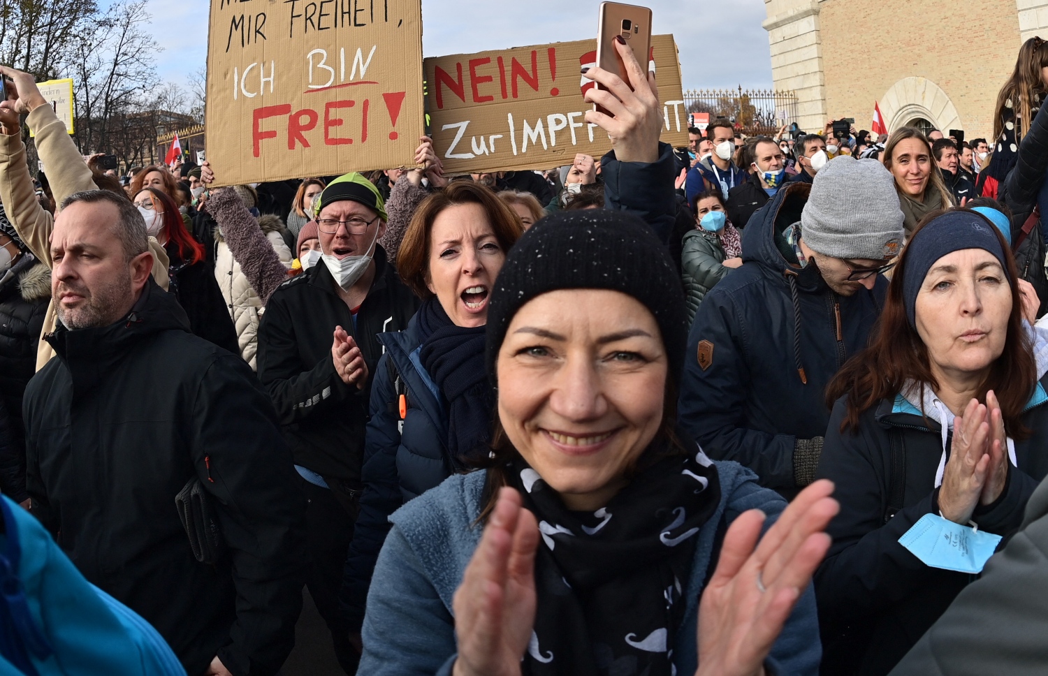 ނޮވެމްބަރު 20، 21: ކޮވިޑުން ދިފާއުވުމަށް އަޅާފައިވާ ފިޔަވަޅުތަކާ ދެކޮޅު ހެދުމުގެ ގޮތުން އޮސްޓްރިއާގެ އާންމުންގެ ބަޔަކު މަގުތަކަށް ނުކުމެ މުޒާހަރާ ކުރަނީ. --އޭއެފްޕީ