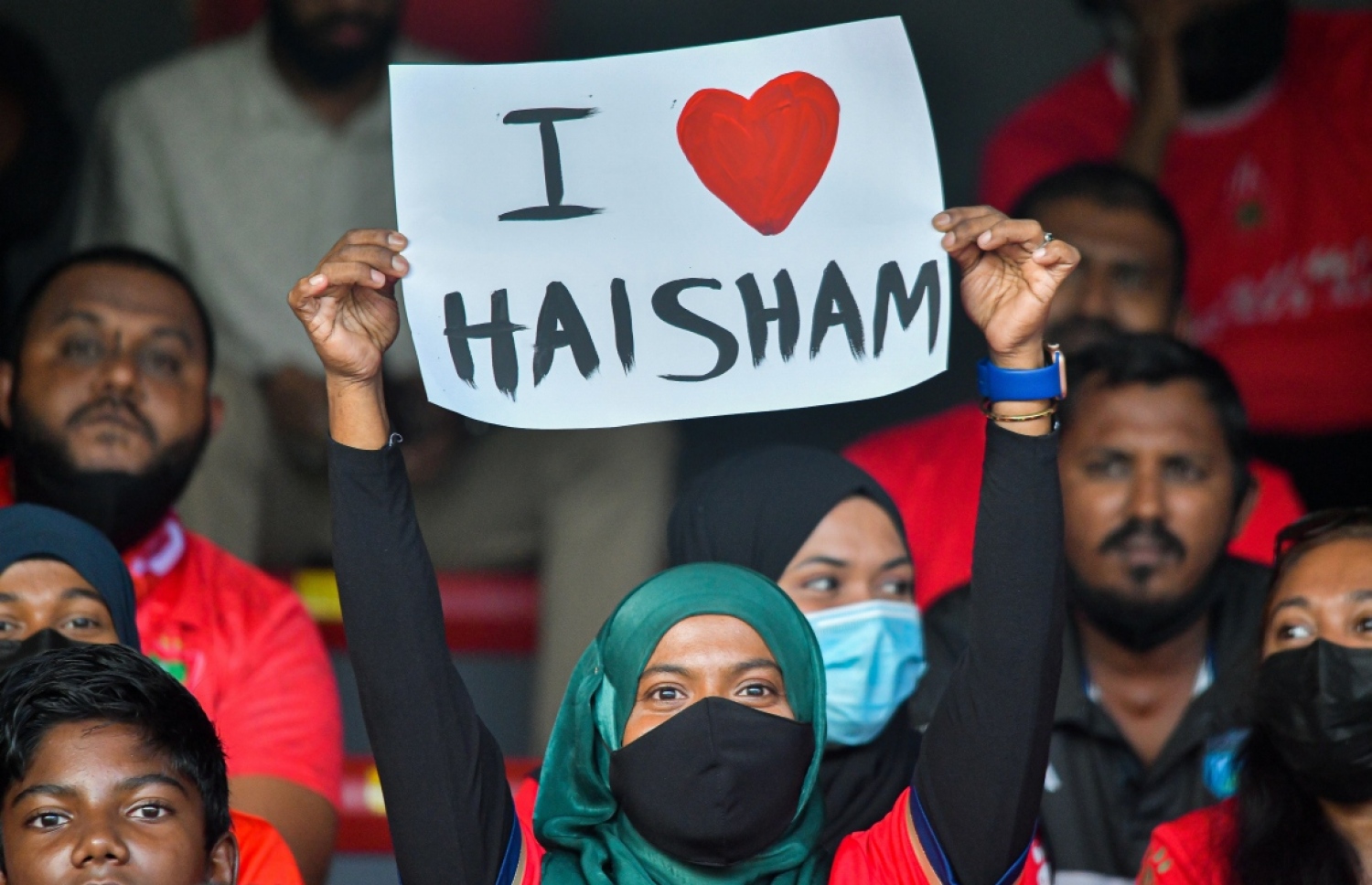 ސާފް ޗެމްޕިއަންޝިޕްގައި ހައިޝަމް އަށް އޮތް ސަޕޯޓް މީހަކު ދައްކާލަނީ --- ފޮޓޯ: ފަޔާޒު މޫސާ \ މިހާރު