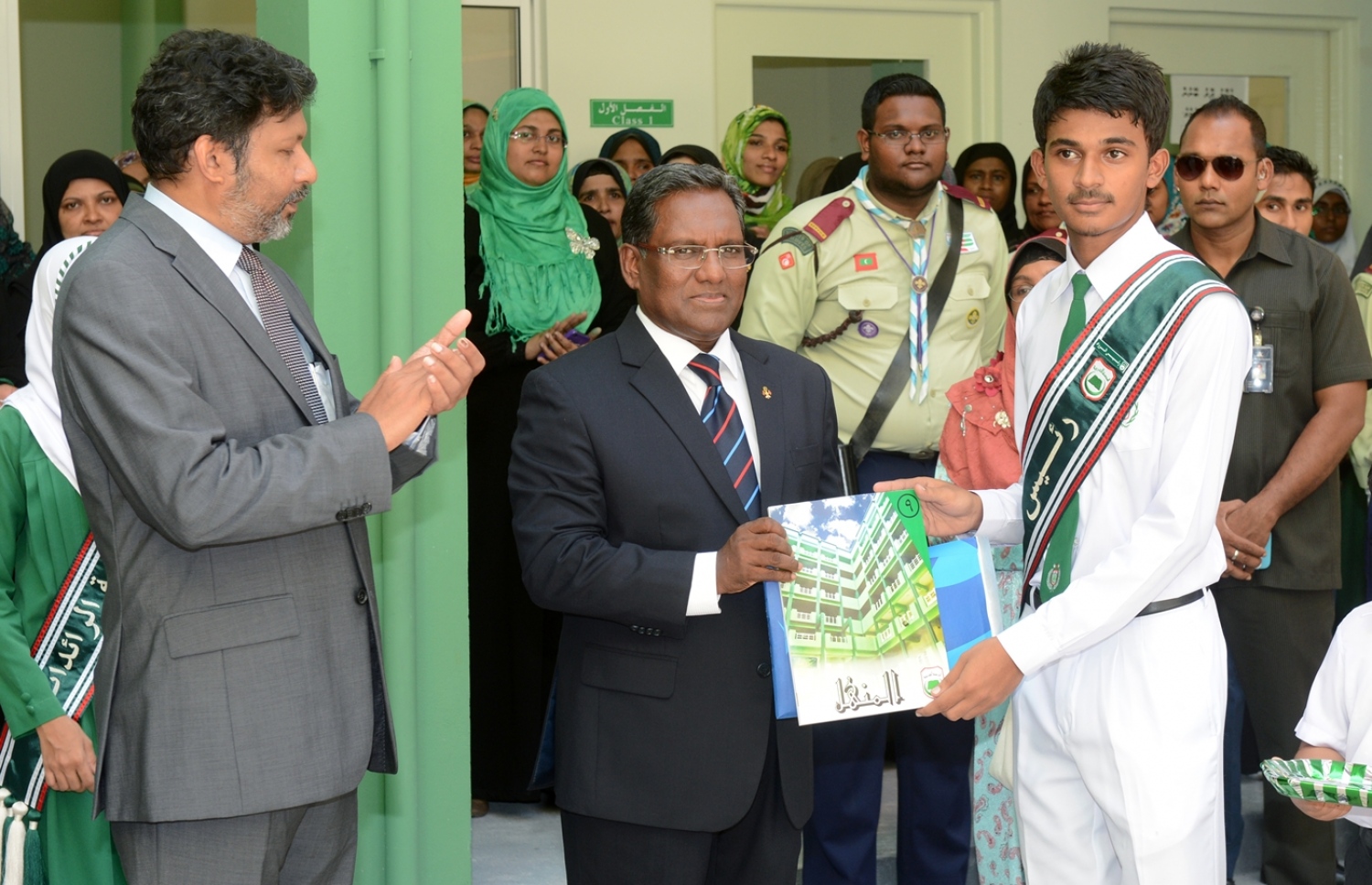 އޭރުގެ ރައީސް ޑރ. ވަހީދު (މ)، އަރަަބިއްޔާ ސްކޫލްގެ އާ އިމާރާތް ސެޕްޓެމްބަރު، 2013 ގައި ހުޅުވައިދެއްވުމަށްފަހު އެ ސްކޫލުގެ ދަރިވަރުންގެ މެގެޒިންގެ ނުވަ ވަނަ އަދަދު ނެރެދެއްވަނީ.-- ފޮޓޯ: ރައީސް އޮފީސް