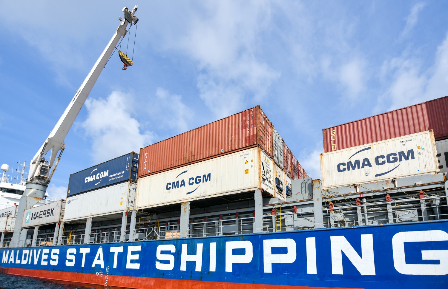 ސްޓޭޓް ޝިޕިންގެ އަމިއްލަ ފުރަތަމަ ބޯޓު މުދާ ބަރުކޮށްގެން ރާއްޖެއަށް ބަނދަރު ކޮށްފައި-- ފޮޓޯ: ފަޔާޒު މޫސާ /. މިހާރު