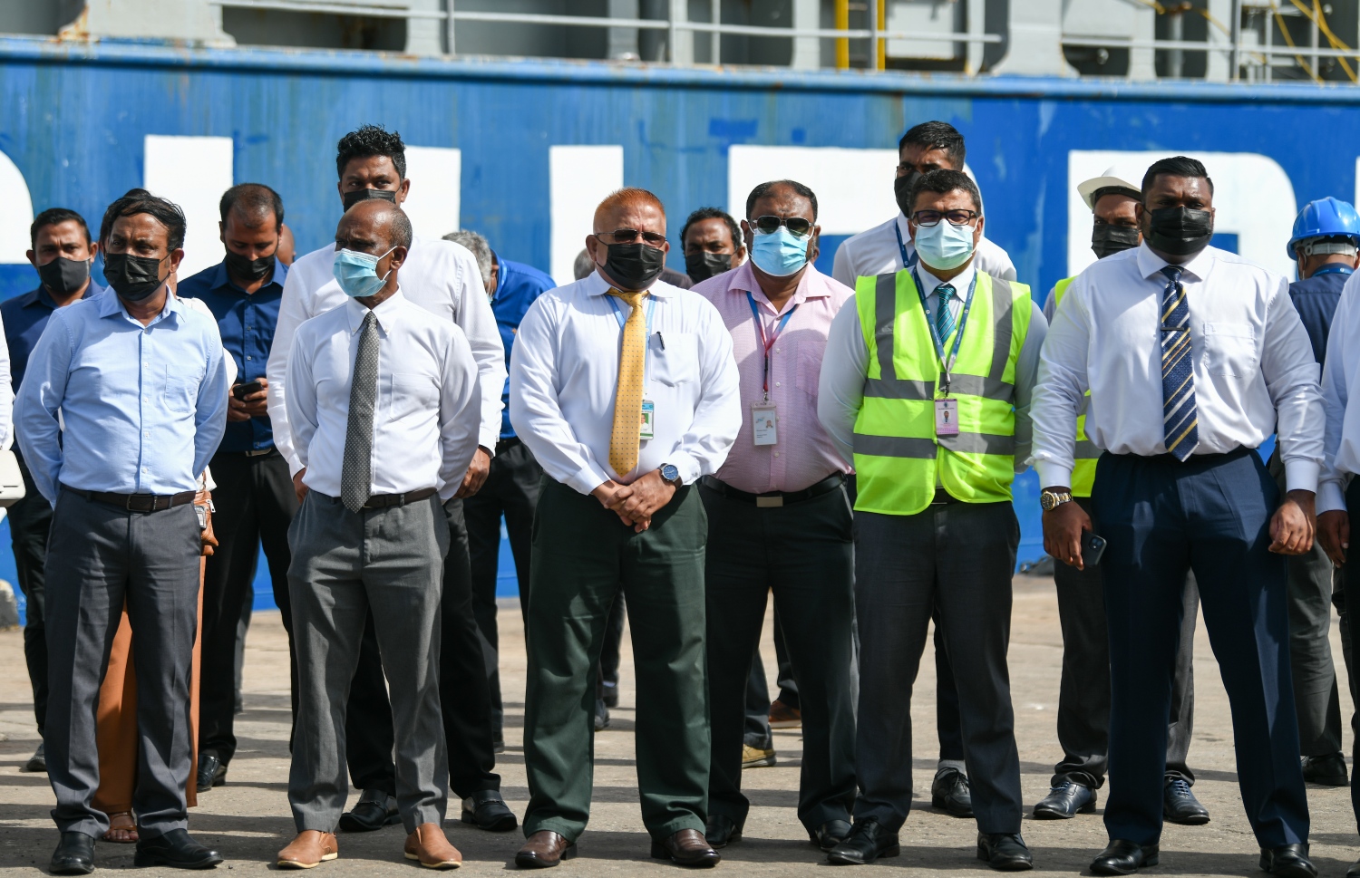 ނޮވެމަބަރު 23، 2021-- ރާއްޖޭގެ ޝިޕިން ކުންފުނިން ގަތް ފުރަތަމަ ބޯޓު "ގަލޭނާ" ރާއްޖެއަށް ބަނދަރު ކުރުމުގެ މުނާސަބަތުގައި އެމްޕީއެލް ސަރަހައްދުގައި ބޭއްވި ރަސްމިއްޔާތުގައި އެމްއެސްއެސްގެ މެނޭޖިން ޑިރެކްޓަރު އަބްދުﷲ ސައީދާއި އެމްޕީއެލްގެ ސީއީއޯ ޝާހިދު އަލީ އާއި ޓްރާންސްޕޯޓް މިނިސްޓްރީގެ ސްޓޭޓް މިނިސްޓަރު އަހުމަދު ޒުހައިރު ބައިވެރިވެވަޑައިގަންނަވަނީ -- ފޮޓޯ: ފަޔާޒު މޫސާ/މިހާރު