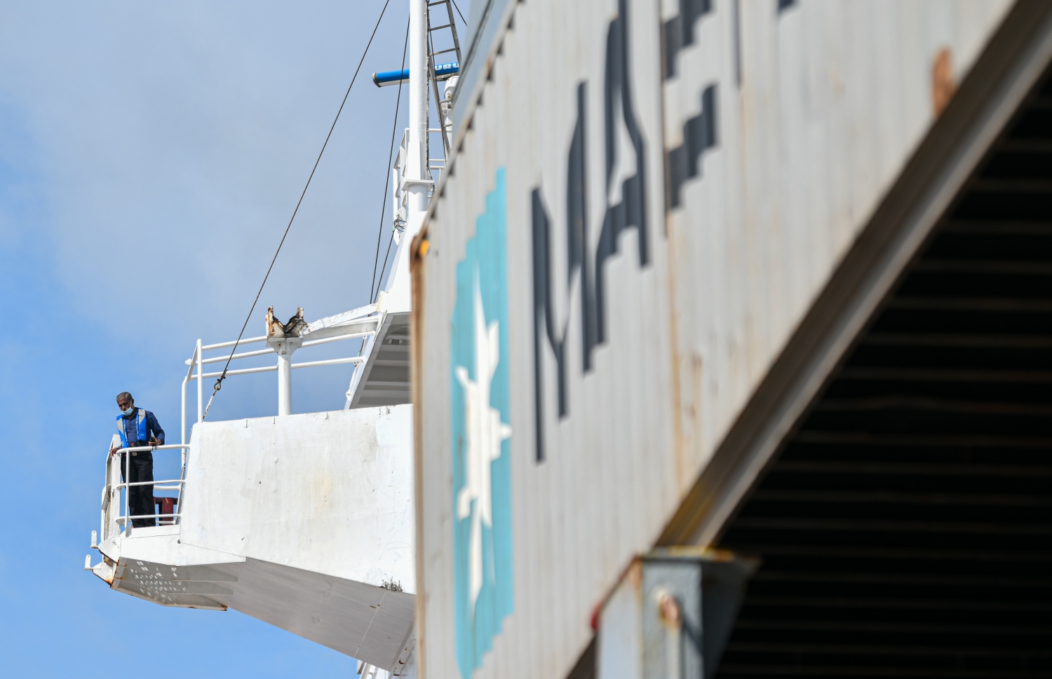 ނޮވެމަބަރު 23، 2021-- ރާއްޖޭގެ ޝިޕިން ކުންފުނިން ގަތް ފުރަތަމަ ބޯޓު "ގަލޭނާ" ރާއްޖެއަށް ބަނދަރު ކުރާއިރު ބޯޓުގައި ފަޅުވެރިން ހަރަކާތްތެރިވަނީ -- ފޮޓޯ: ފަޔާޒު މޫސާ/މިހާރު