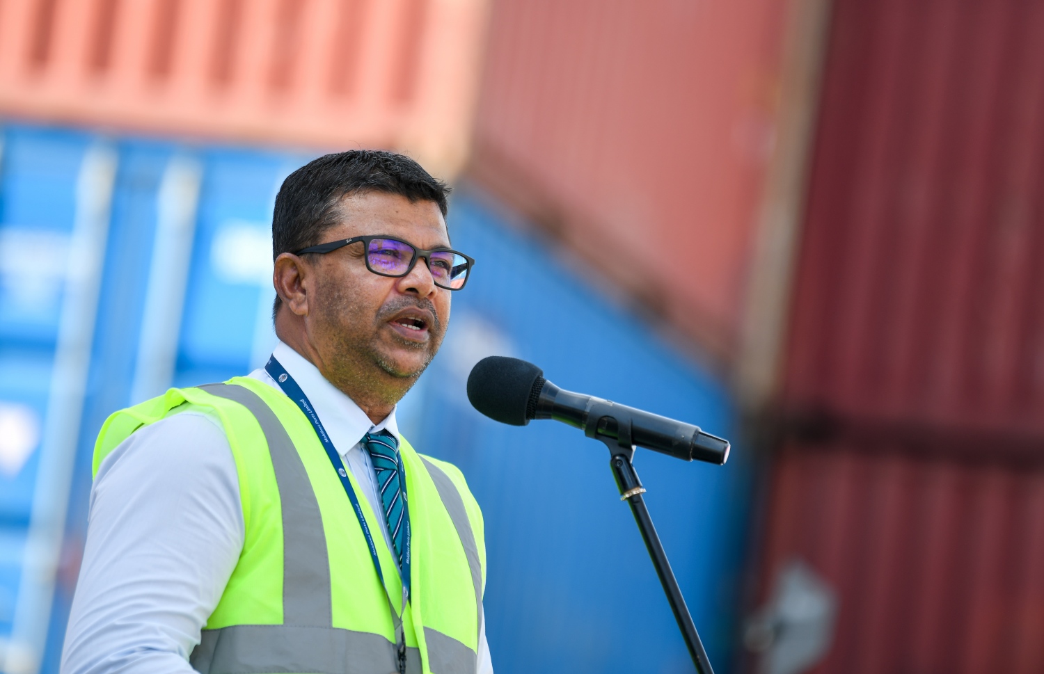 ނޮވެމަބަރު 23، 2021-- ރާއްޖޭގެ ޝިޕިން ކުންފުނިން ގަތް ފުރަތަމަ ބޯޓު "ގަލޭނާ" ރާއްޖެއަށް ބަނދަރު ކުރުމުގެ މުނާސަބަތުގައި އެމްޕީއެލް ސަރަހައްދުގައި ބޭއްވި ރަސްމިއްޔާތުގައި އެމްޕީއެލްގެ ސީއީއޯ ޝާހިދު އަލީ ވާހަކަފުޅު ދައްކަވަނީ -- ފޮޓޯ: ފަޔާޒު މޫސާ/މިހާރު