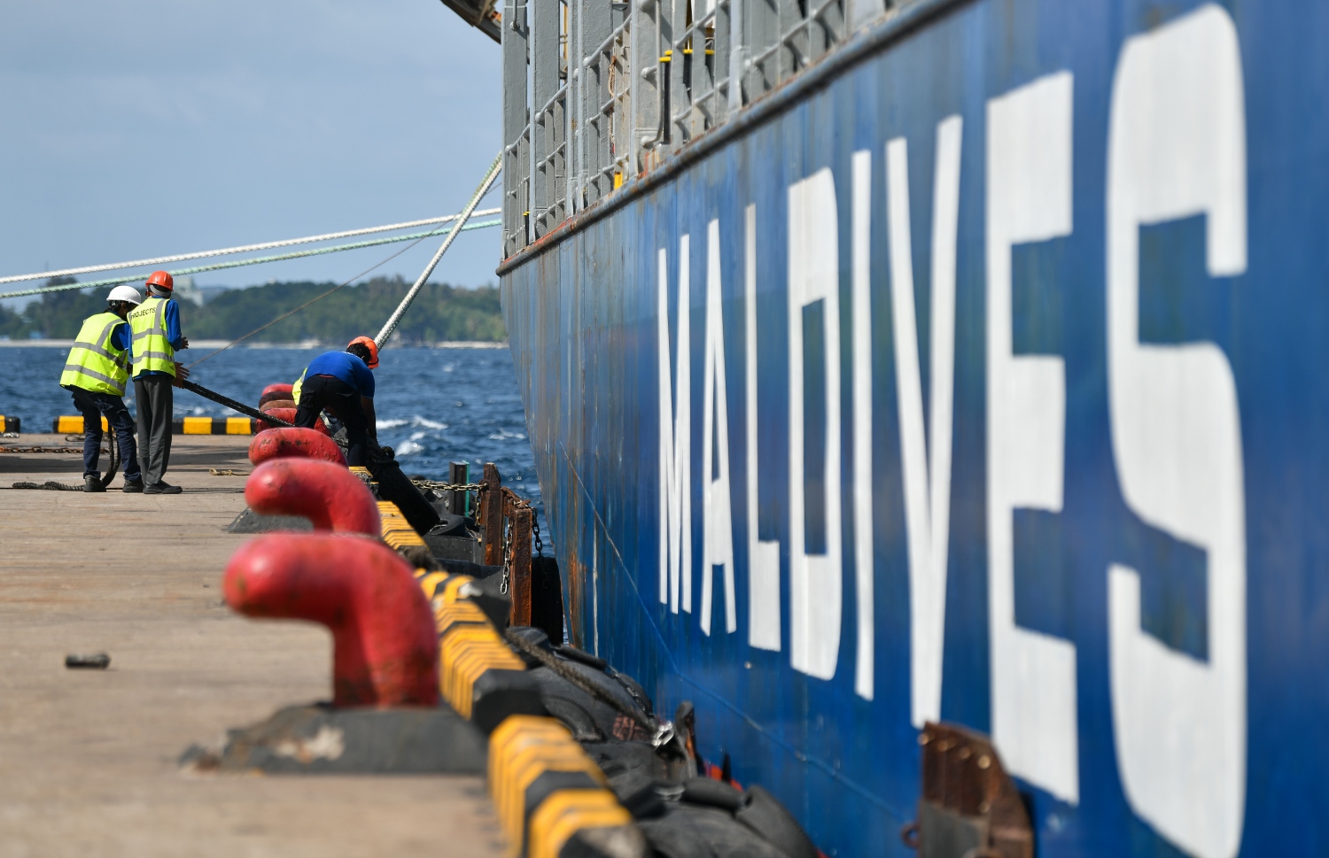 މާލެ: ނޮވެމްބަރު 23، 2021-- މޯލްޑިވްސް ސްޓޭޓް ޝިޕިން (އެމްއެސްއެސް) ގެ އަމިއްލަ ފުރަތަމަ ބޯޓު "ގަލޭނާ" ރާއްޖޭގެ އެމްޕީއެލް ސަރަހައްދުގައި ބަންދަރުކުރުމުގެ މަސައްކަތުގައި އެމްޕީއެލްގެ ސްޓާފުން ހަރަކާތްތެރިވަނީ -- ފޮޓޯތައް: ފަޔާޒު މޫސާ / މިހާރު