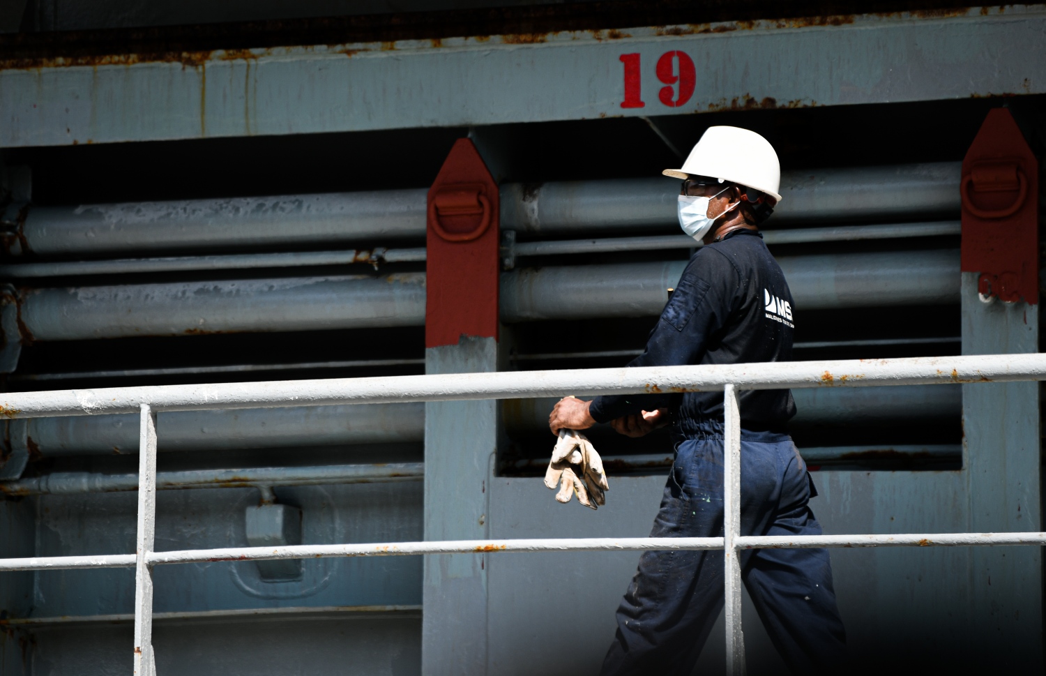 މާލެ: ނޮވެމްބަރު 23، 2021-- މޯލްޑިވްސް ސްޓޭޓް ޝިޕިން (އެމްއެސްއެސް) ގެ އަމިއްލަ ފުރަތަމަ ބޯޓު "ގަލޭނާ" ގެ ފުރަތަމަ ދަތުރުގައި 229 ކޮންޓެއިނަރުގެ މުދާލާއެކު ރާއްޖޭގެ އެމްޕީއެލް ސަރަހައްދުގައި ބަންދަރުކުރާއިރު ބޯޓުގެ ފަޅުވެރިން ބޯޓުގައި ހަރަކާތްތެރިވަނީ، މި ބޯޓުގެ 99 ޕަސެންޓް ފަޅުވެރިންނަނީ ދިވެހިން -- ފޮޓޯތައް: ފަޔާޒު މޫސާ / މިހާރު