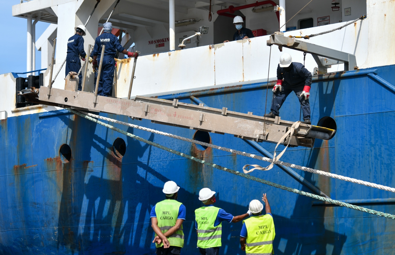 މާލެ: ނޮވެމްބަރު 23، 2021-- މޯލްޑިވްސް ސްޓޭޓް ޝިޕިން (އެމްއެސްއެސް) ގެ އަމިއްލަ ފުރަތަމަ ބޯޓު "ގަލޭނާ" ރާއްޖޭގެ އެމްޕީއެލް ސަރަހައްދުގައި ބަންދަރުކުރުމުގެ މަސައްކަތުގައި ބޯޓުގެ ފަޅުވެރިންނާއި، އެމްޕީއެލްގެ ސްޓާފުން ހަރަކާތްތެރިވަނީ -- ފޮޓޯތައް: ފަޔާޒު މޫސާ / މިހާރު