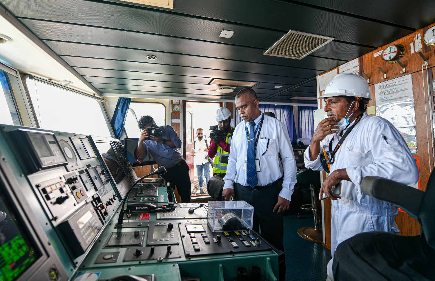 ސްޓޭޓް ޝިޕިންގެ އަމިއްލަ ފުރަތަމަ ބޯޓު "ގަލޭނާ"ގެ ކެޕްޓަން އެ ބޯޓުގެ މަސައްކަތްތައް ދައްކާލަނީ -- ފޮޓޯ: ފަޔާޒު މޫސާ / މިހާރު