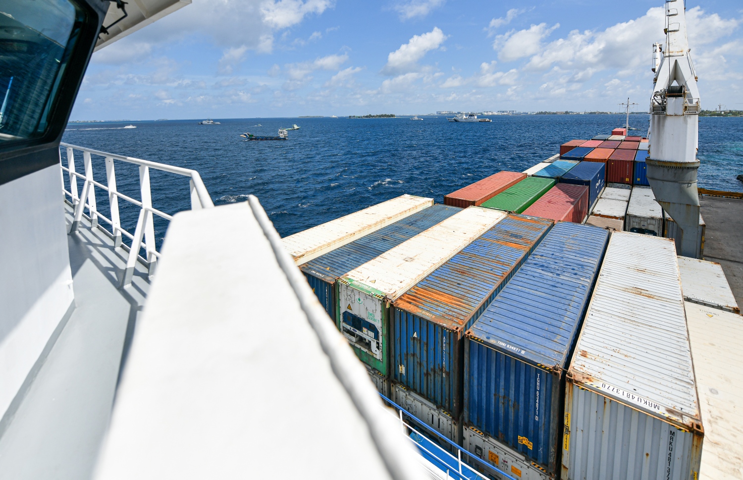 މާލެ: ނޮވެމްބަރު 23، 2021-- މޯލްޑިވްސް ސްޓޭޓް ޝިޕިން (އެމްއެސްއެސް) ގެ އަމިއްލަ ފުރަތަމަ ބޯޓު "ގަލޭނާ" ގެ ފުރަތަމަ ދަތުރުގައި 229 ކޮންޓެއިނަރުގެ މުދާލާއެކު ރާއްޖޭގެ އެމްޕީއެލް ސަރަހައްދުގައި ބަންދަރުކޮށްފައި -- ފޮޓޯތައް: ފަޔާޒު މޫސާ / މިހާރު