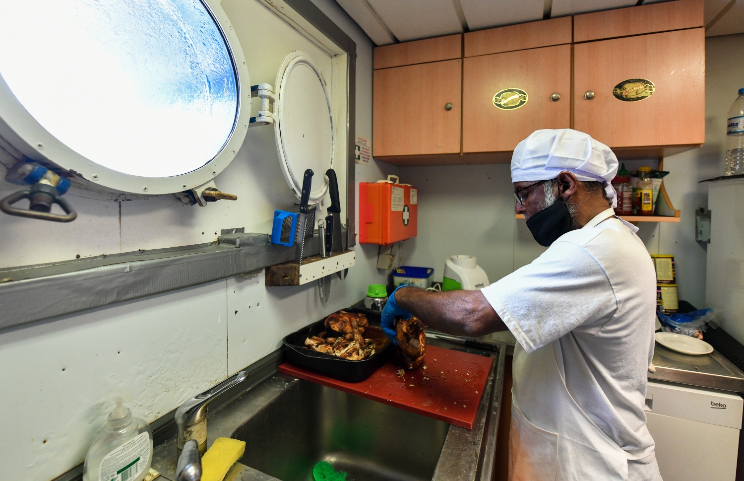 މާލެ: ނޮވެމްބަރު 23، 2021-- މޯލްޑިވްސް ސްޓޭޓް ޝިޕިން (އެމްއެސްއެސް) ގެ އަމިއްލަ ފުރަތަމަ ބޯޓު "ގަލޭނާ"ގައި މަސައްކަތްކުރާ ފަޅުވެރިންނަށް މެންދުރުގެ ކެއުން ތައްޔާުރުކުރުމުގެ މަސައްކަތުގައި ކައްކާ ހަރަކާތްތެރިވާއިރު ބޯޓުގެ 99 ޕަސެންޓަކީ ދިވެހިން -- ފޮޓޯތައް: ފަޔާޒު މޫސާ / މިހާރު