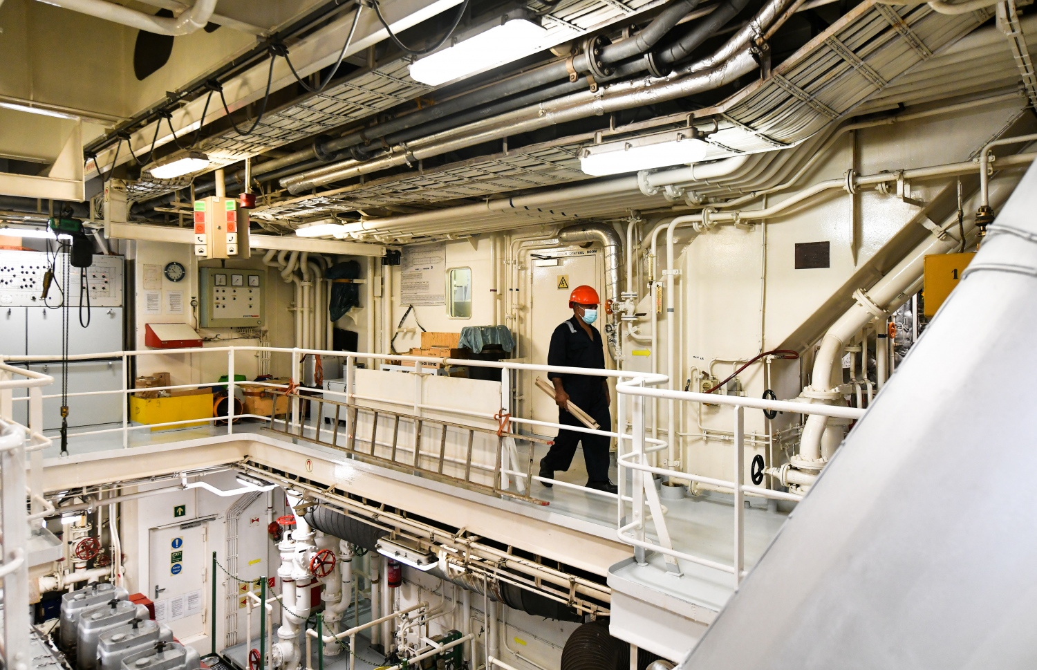 މާލެ: ނޮވެމްބަރު 23، 2021-- މޯލްޑިވްސް ސްޓޭޓް ޝިޕިން (އެމްއެސްއެސް) ގެ އަމިއްލަ ފުރަތަމަ ބޯޓު "ގަލޭނާ"ގެ އިންޖީނު ރޫމްގައި މީހަކު ހަރަކާތްތެރި ވަނީ -- ފޮޓޯތައް: ފަޔާޒު މޫސާ / މިހާރު