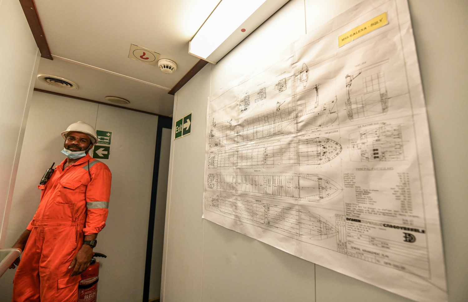 މާލެ: ނޮވެމްބަރު 23، 2021-- މޯލްޑިވްސް ސްޓޭޓް ޝިޕިން (އެމްއެސްއެސް) ގެ އަމިއްލަ ފުރަތަމަ ބޯޓު "ގަލޭނާ" ރާއްޖޭގައި ބަންދަރުކުރި އިރު ބޯޓުގެ ފަޅުވެރިން ހަރަކާތްތެރިވަނީ -- ފޮޓޯތައް: ފަޔާޒު މޫސާ / މިހާރު