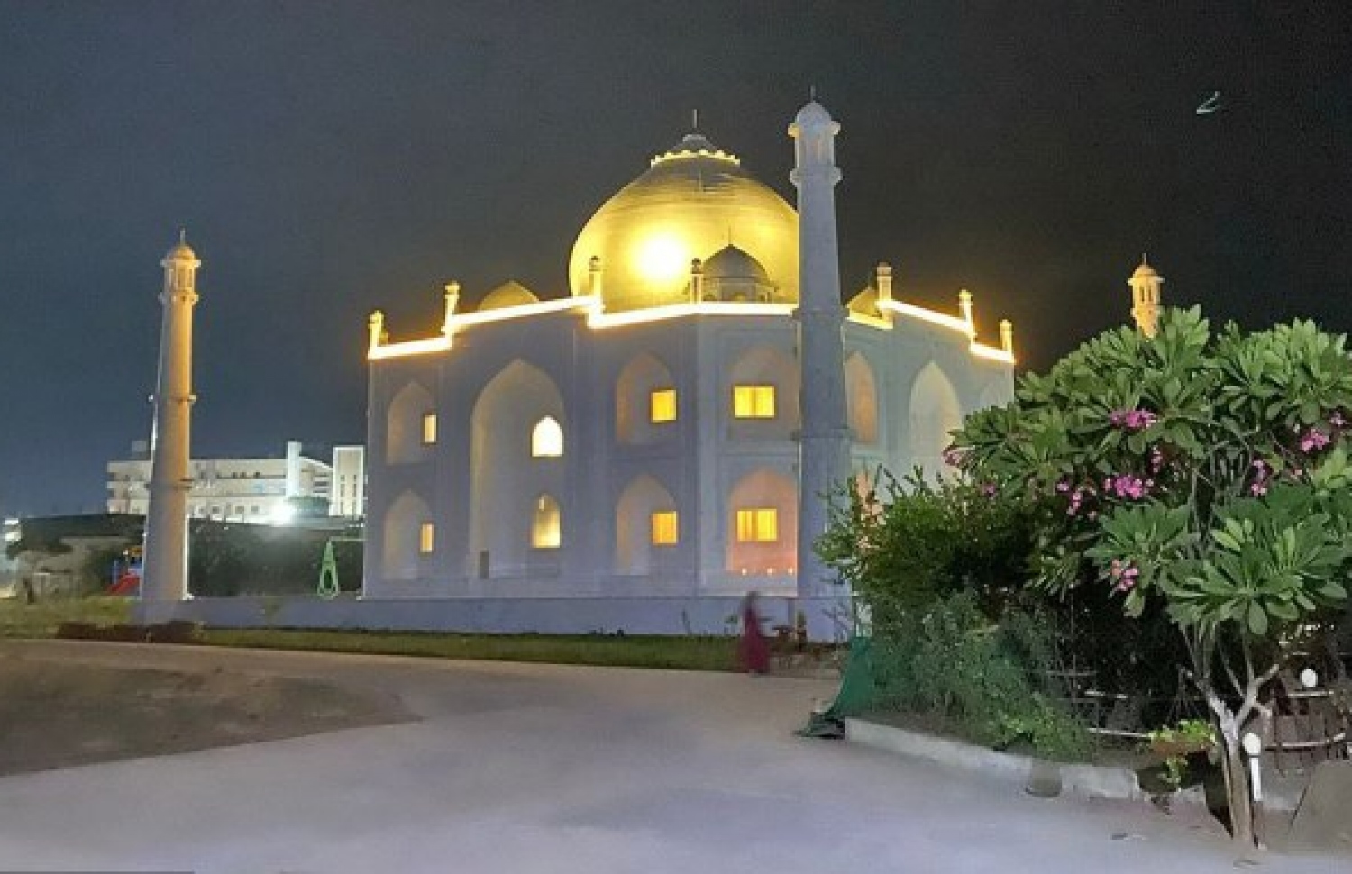 ތާޖު މަހަލް ސިފަ އަށް ބިނާކުރި ގެ.