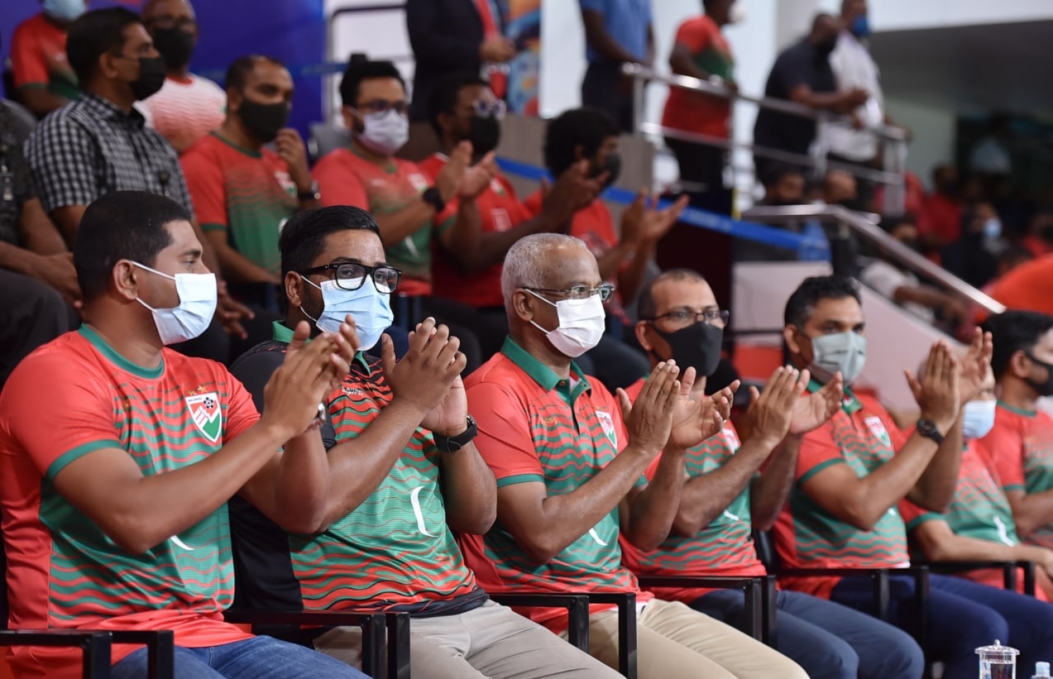 ރައީސް އިބްރާހިމް މުހައްމަދު ސޯލިހާއި އެފްއޭމްގެ ރައީސް ބައްސާމް އަދި ކުޅިވަރާއި ޒުވާނުންނާ ގުޅޭ ވަޒީރު މަހްލޫފާއި ކުރީގެ ރައީސް ނަޝީދާއި ނައިބު ރައީސް ފައިސަލް، ރާއްޖޭގައި އެންމެ ފަހުން ބޭއްވި ސާފް ޗެމްޕިއަންޝިޕް ފުޓުބޯޅަ މުބާރާތުގެ މެޗެއްގައި ދިވެހި ޓީމަށް ސަޕޯޓް ކުރައްވަނީ.