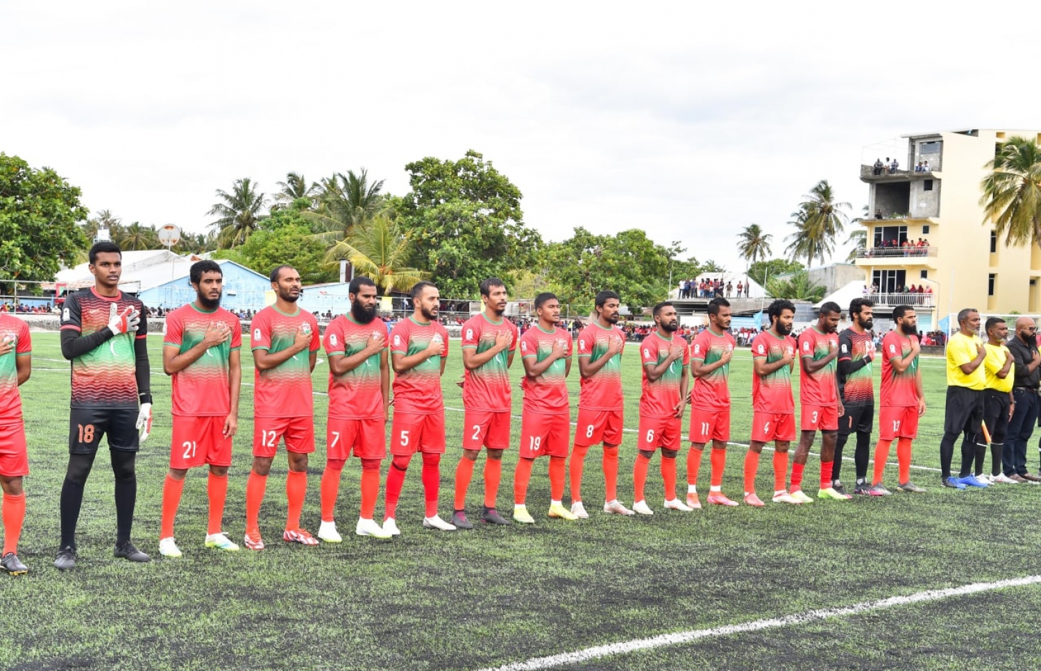 ފީފާގެ އެހީގައި ހެދި ކުޅުދުއްފުށި ސްޓޭޑިއަމް ހުޅުވުމަށް ބޭއްވި ފުޓުބޯޅަ މެޗުގައި ކުޅުނު ދިވެހި ގައުމީ ޓީމުގެ ކުޅުންތެރިން ގައުމީ ސަލާމް ކިޔަނީ.