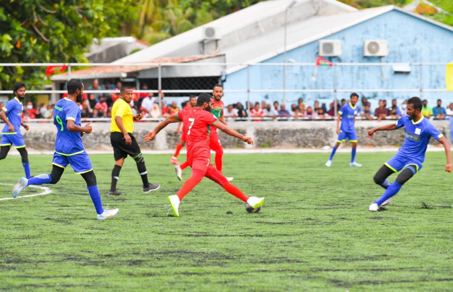 ފީފާގެ އެހީގައި ހެދި ކުޅުދުއްފުށި ސްޓޭޑިއަމް ހުޅުވުމަށް ބޭއްވި ހާއްސަ ފުޓުބޯޅަ މެޗު.