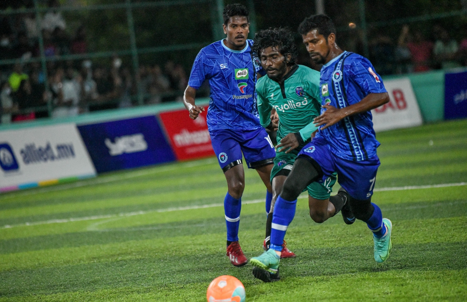 ޕޮލިސް ކްލަބާއި އެލައިޑް ރޭ ކުޅުނު މެޗުގެ ތެރެއިން.---- ފޮޓޯ: ފަޔާޒު މޫސާ / މިހާރު