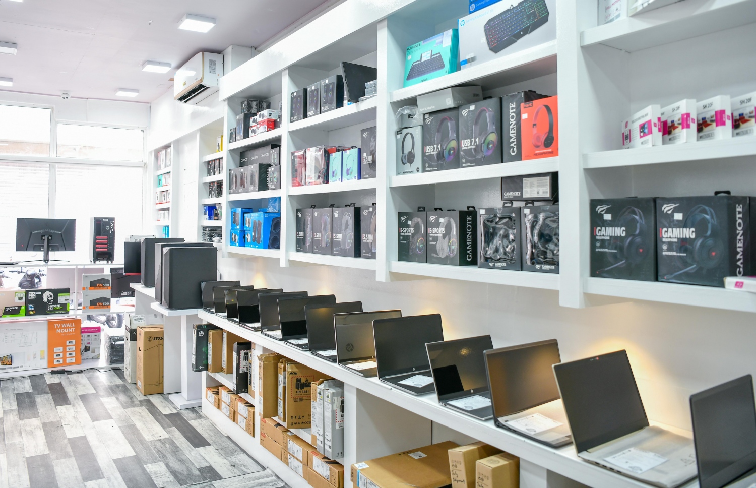 ޕްރޯލެޕްގެ އެތެރެ: އެ ފިހާރައިން ގިނަ ބްރޭންޑުތަކުގެ ލެޕްޓޮޕާއި އެކްސަސަރީޒް ލިބޭނެ-- ފޮޓޯ: ފަޔާޒު މޫސާ/މިހާރު