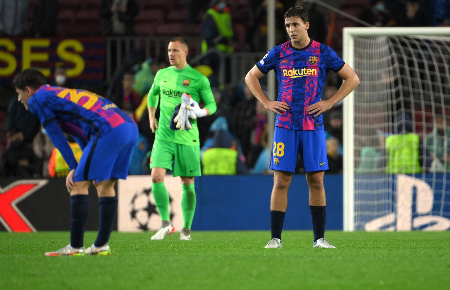 މެޗުން މޮޅު ނުވެވުމުން ބާސާގެ ކުޅުންތެރިން މާޔޫސްވެފައި. --ފޮޓޯ: އޭއެފްޕީ