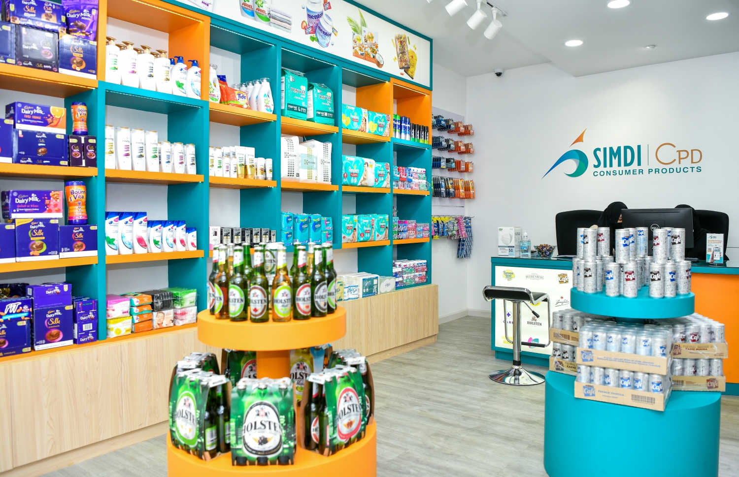 ސިމްޑީ ޝޯރޫމްގައި ބަހައްޓާފައި ހުރި ބައެއް ތަކެތި. އެފިހާރައިން ސިމްޑީން ރާއްޖެއަށް އެތެރެކުރާ ގިނަ އުފެއްދުންތަކެއް ލިބޭނެ--ފޮޓޯ:ފަޔާޒް މޫސާ/މިހާރު