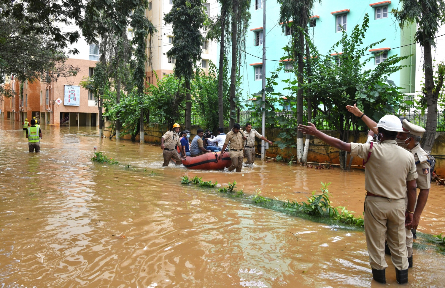 ބެންގަލޫރަށް ބޯކޮށް ވާރޭވެހި ފެންބޮޑުވުމުން ހާލުގައި ޖެހިފައިވާ މީހުންނަށް ސިފައިން އެހީވަނީ. --ފޮޓޯ:އޭއެފްޕީ
