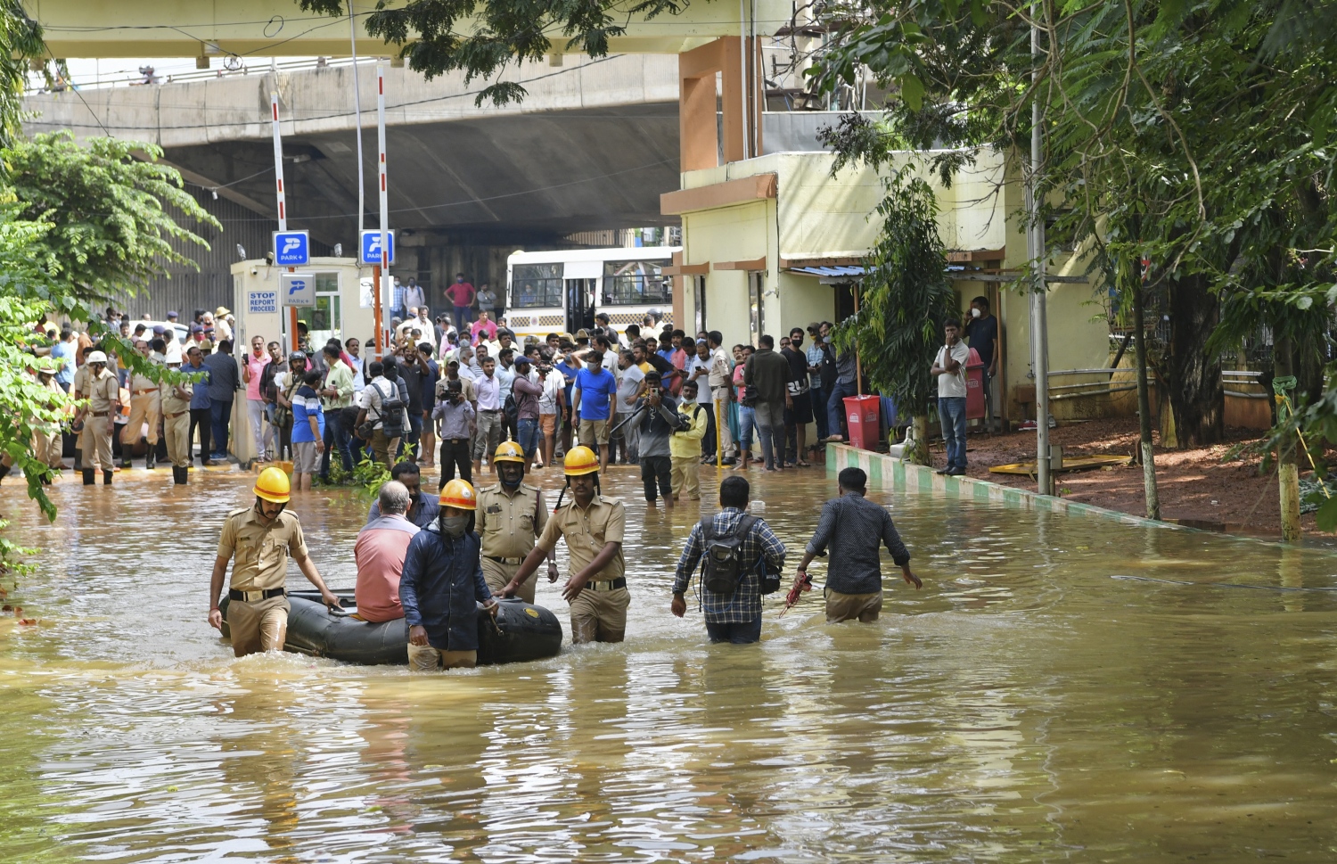 ބެންގަލޫރަށް ބޯކޮށް ވާރޭވެހި ފެންބޮޑުވުމުން ހާލުގައި ޖެހިފައިވާ މީހުންނަށް ސިފައިން އެހީވަނީ. --ފޮޓޯ:އޭއެފްޕީ