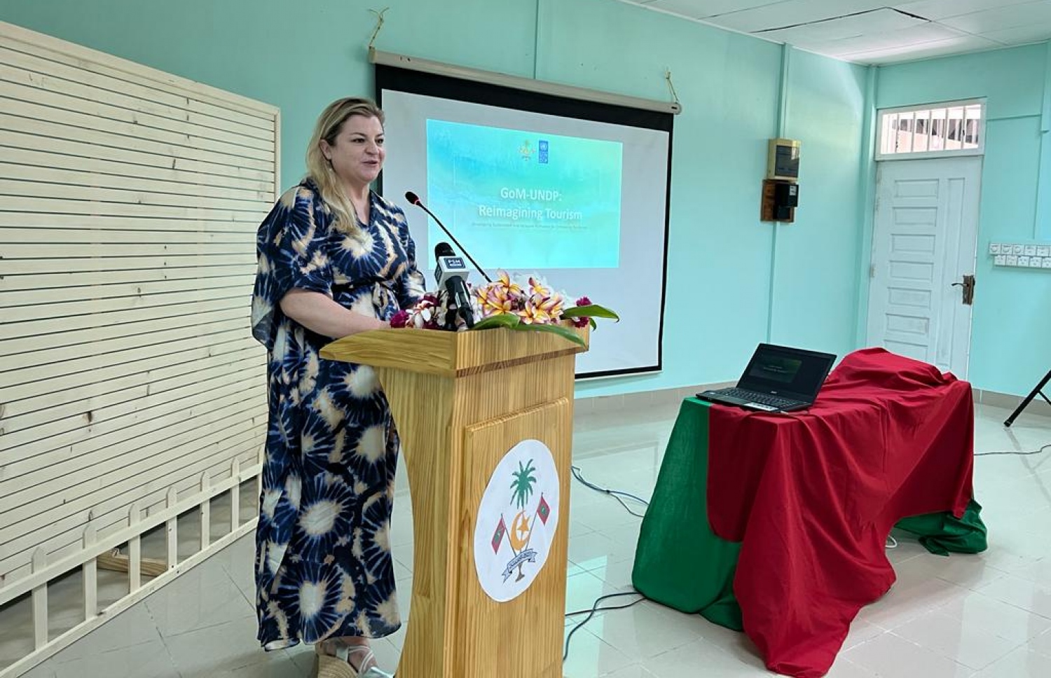 ލ. އަތޮޅުގައި "ރީ-އިމޭޖިން ޓޫރިޒަމް" ފެށުމަށް މިއަދު ފޮނަދޫގައި ބޭއްވި ރަސްމިއްޔާތުގައި އދ. އިން ރާއްޖެއަށް ކަނޑައަޅާފައިވާ މަންދޫބު ކެތުރިން ވާހަކަދައްކަވަނީ -- މިހާރު ފޮޓޯ: އަމާނީ އަބްދުﷲ