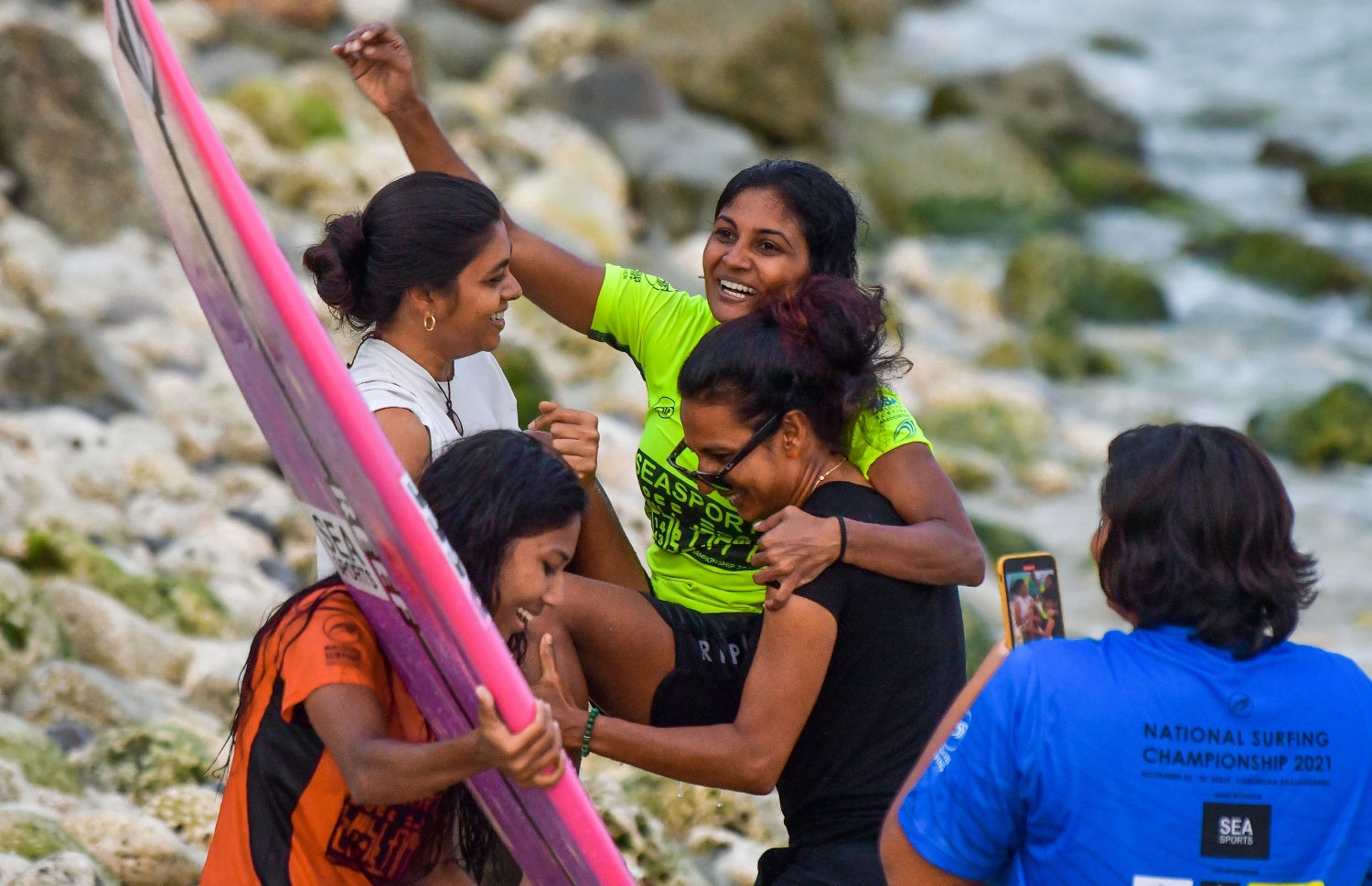 ގައުމީ މުބާރާތުގެ ކާމިޔާބަށް ފަހު އާޔާގެ ސަޕޯޓަރުން އޭނާ އުފުލާލައިގެން އެއްގަމަށް އަރުވަނީ --- ފޮޓޯ: ފަޔާޒު މޫސާ | މިހާރު