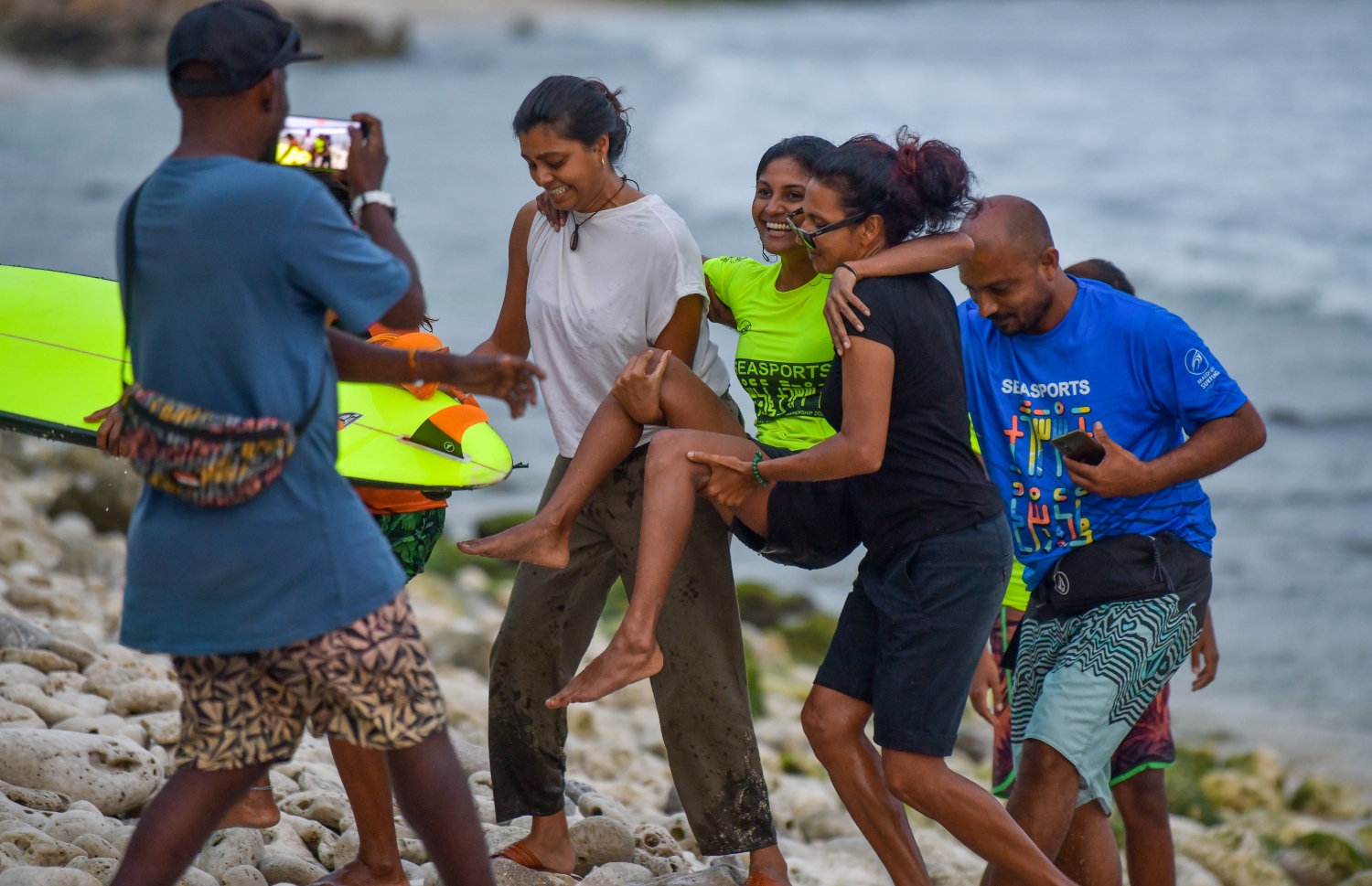 އާޔާގެ ސަޕޮޓަރުން އޭނާ އުފުލާލައިގެން އެއްގަމަށް އަރުވަނީ --- ފޮޓޯ: ފަޔާޒު މޫސާ | މިހާރު