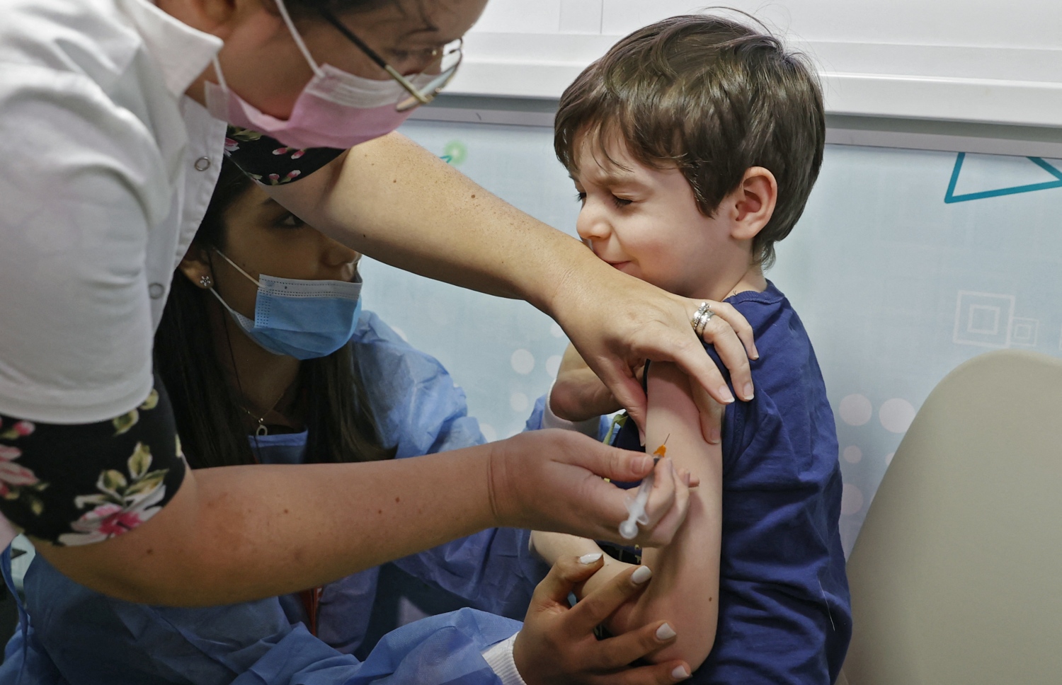 އިޒްރޭލުގައި ފަސް އަހަރުގެ ކުއްޖަކަށް ކޮވިޑް ވެކްސިން ޖަހަނީ. --ފޮޓޯ:އޭއެފްޕީ