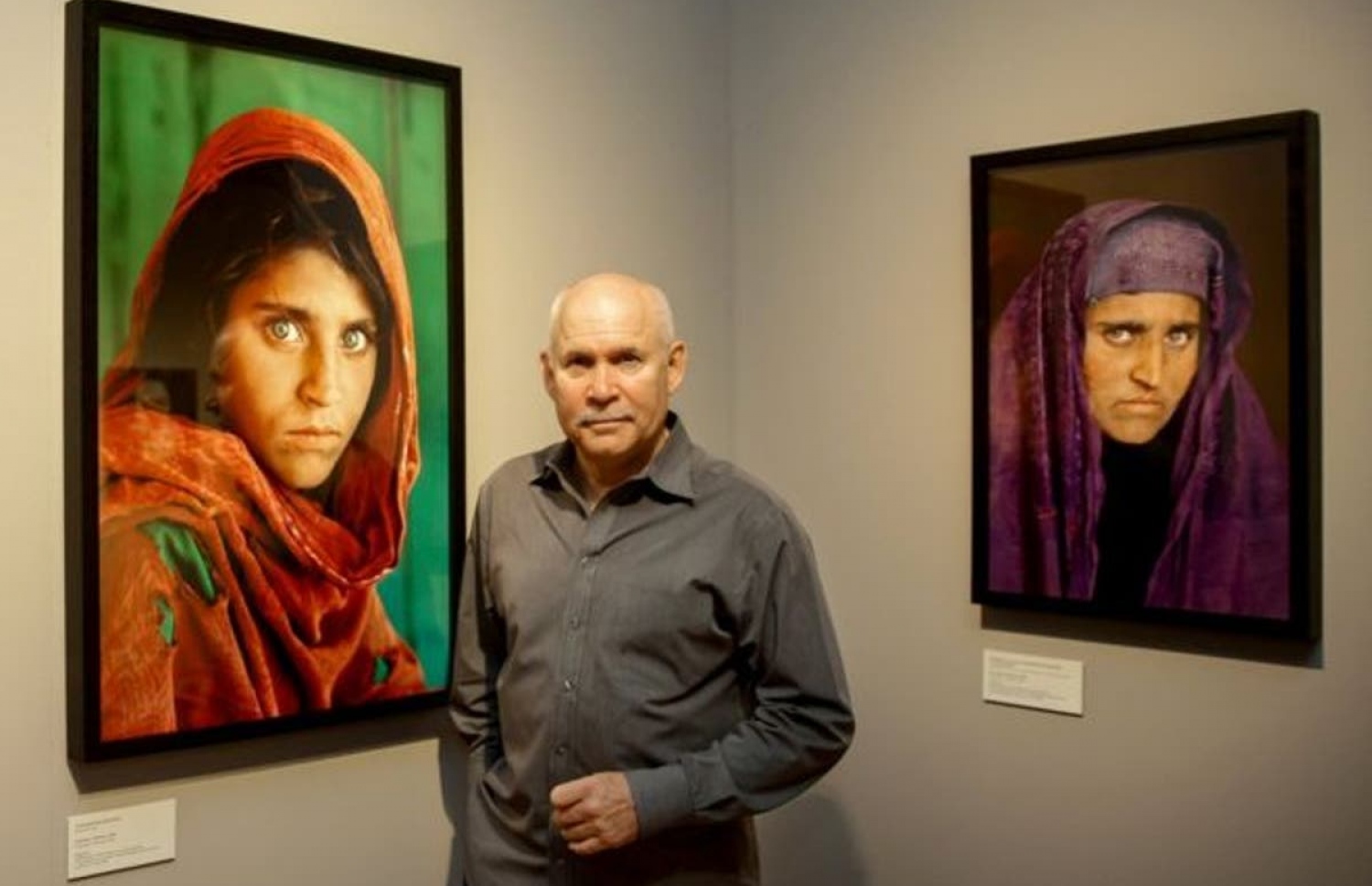 ސްޓީވް އޭނާ ނެގި ޝަރުބަތުގެ ފޮޓޯތައް ކައިރީގައި ހުއްޓިގެން.